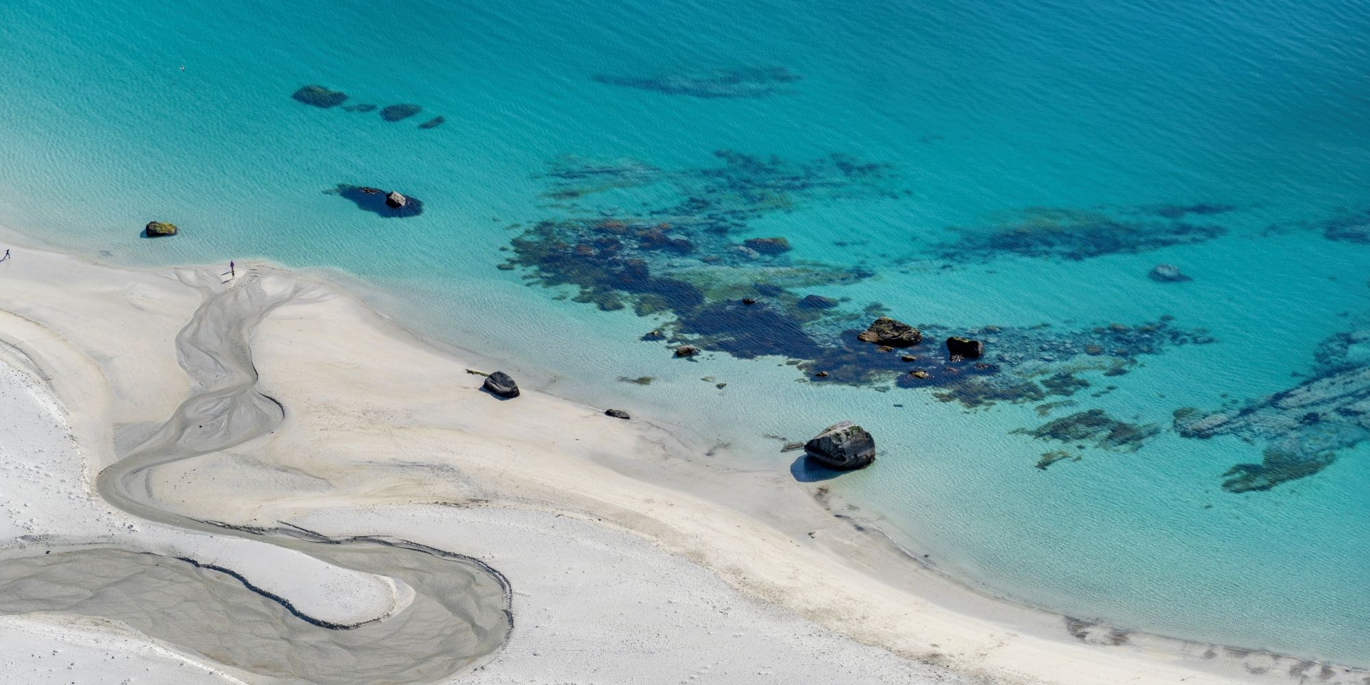 Det turkisa havet utanför Hauklandstranda i Lofoten, Nord-Norge