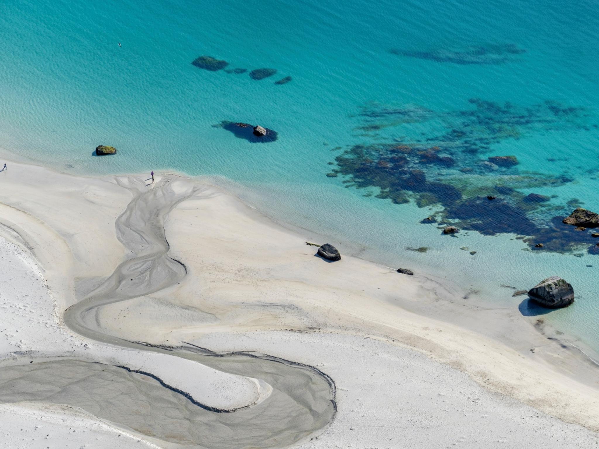 Det turkisa havet utanför Hauklandstranda i Lofoten, Nord-Norge