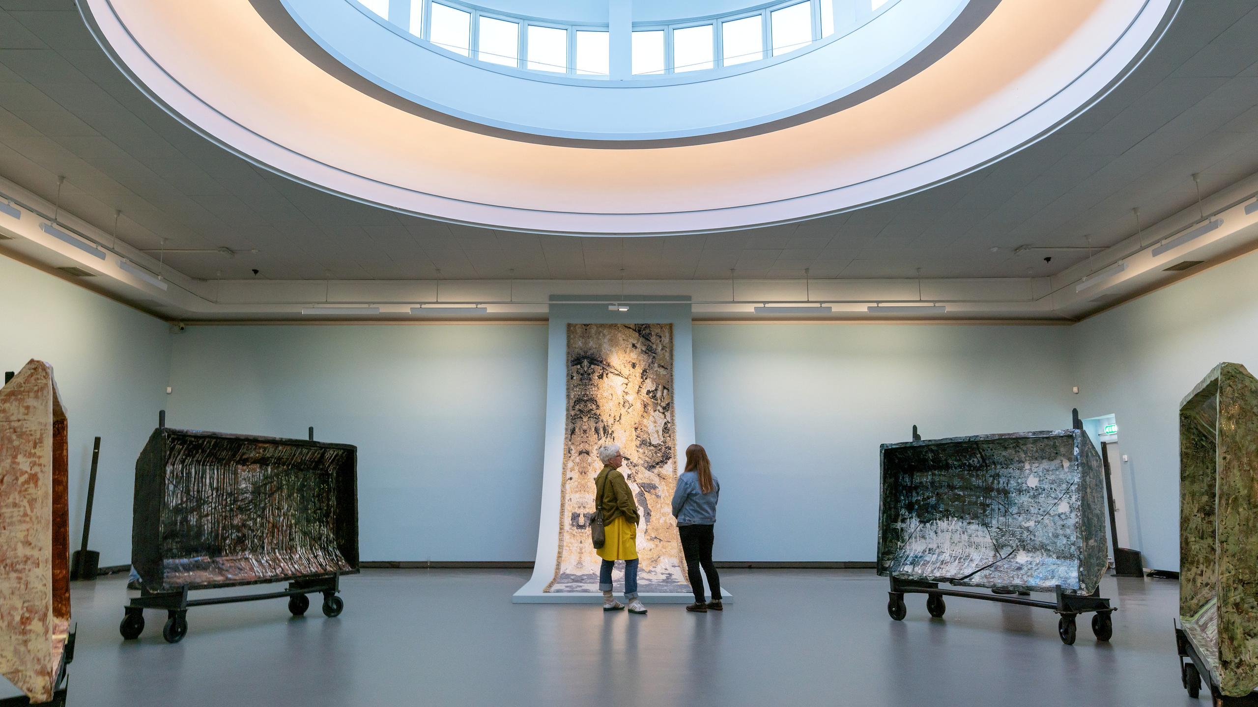 To besøkende på KODE museum i Bergen på Vestlandet