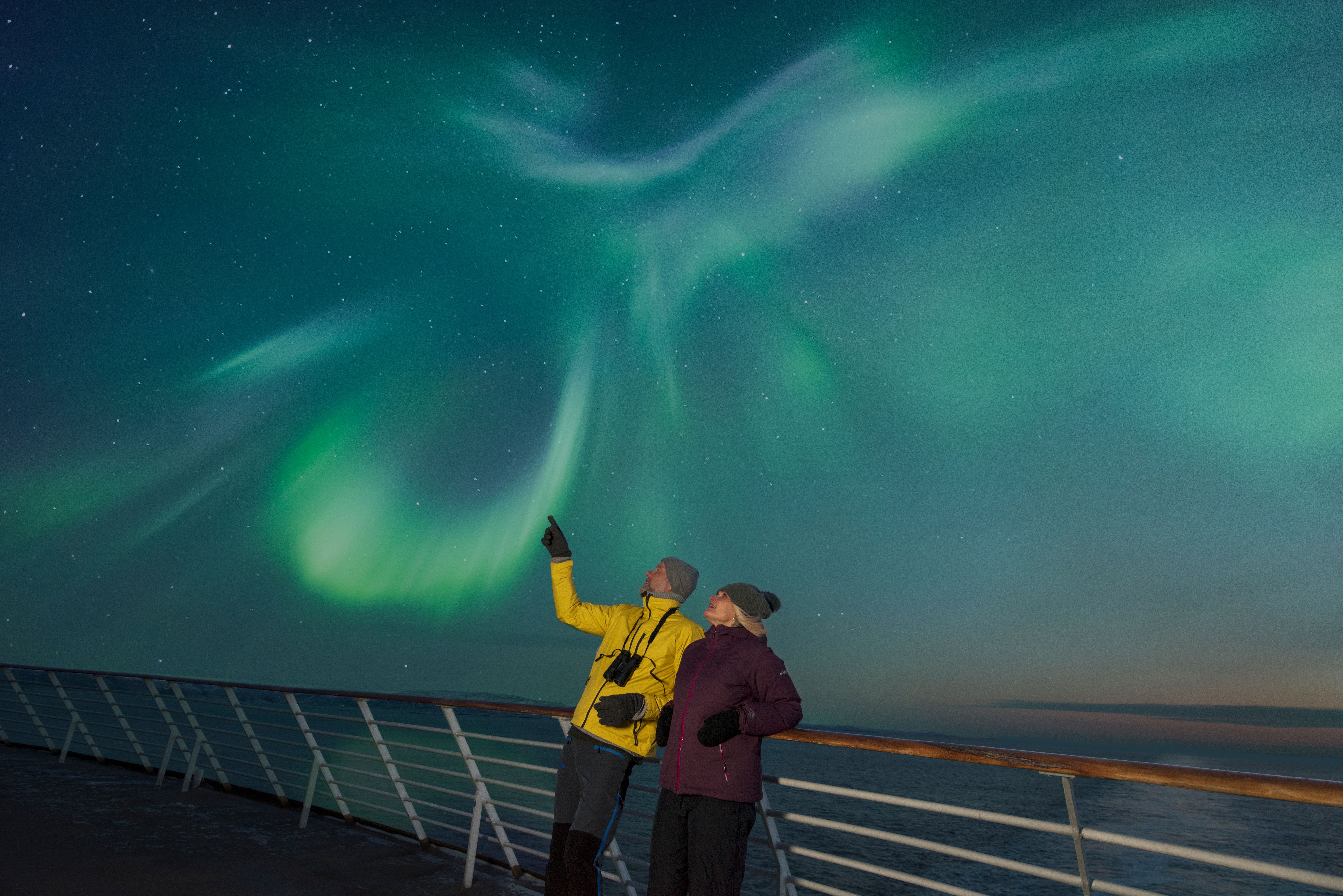 Les aurores boréales sur le pont d'un navire Hurtigruten en Norvèg