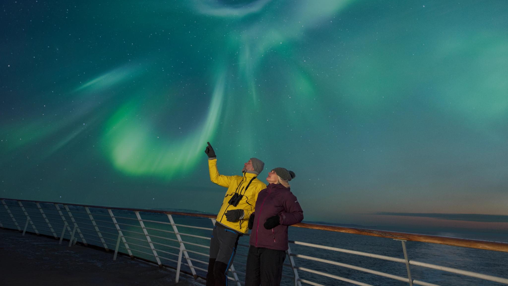 Les aurores boréales sur le pont d'un navire Hurtigruten en Norvèg