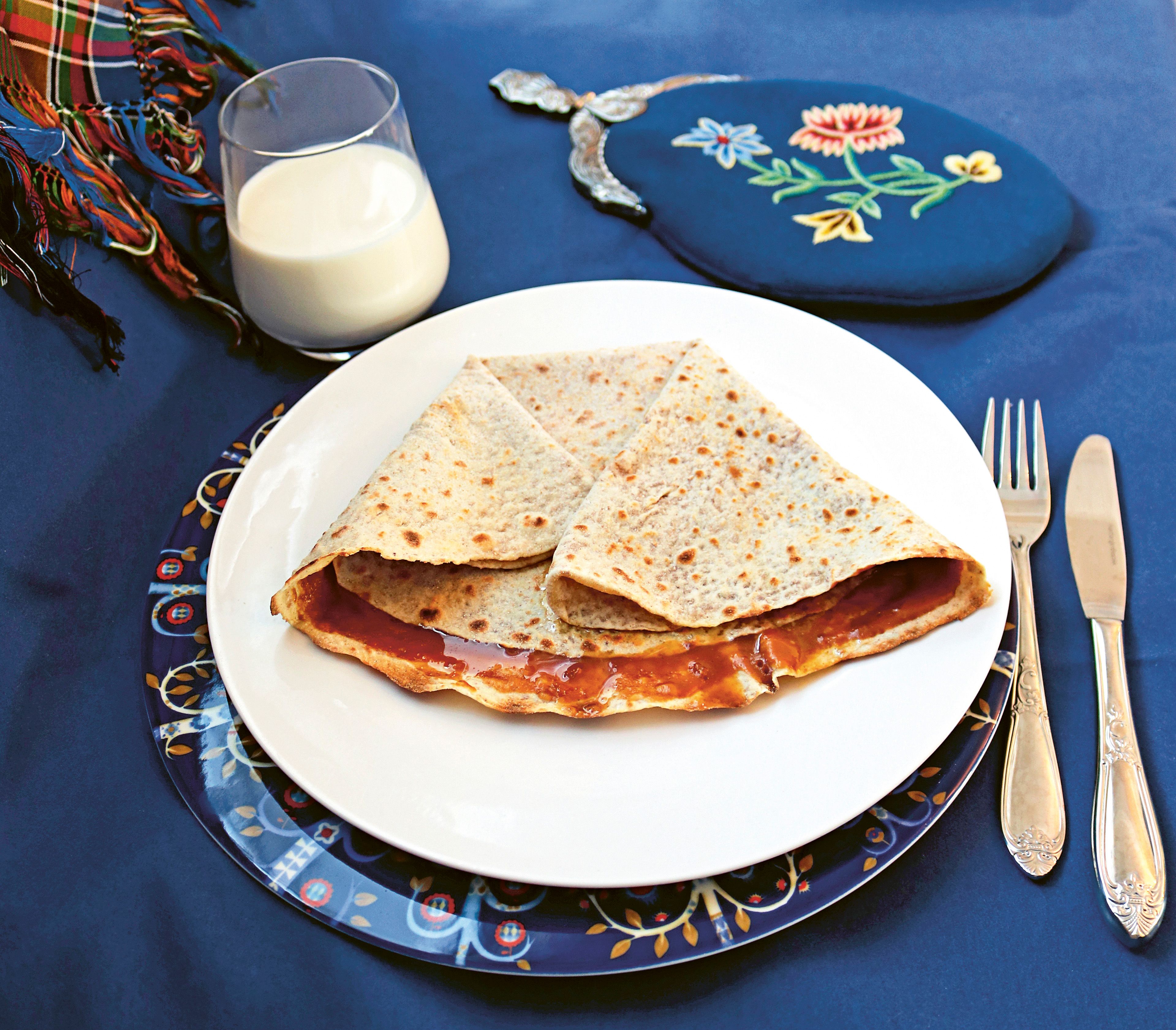 Møsbrømlefse på fat og et glass med melk