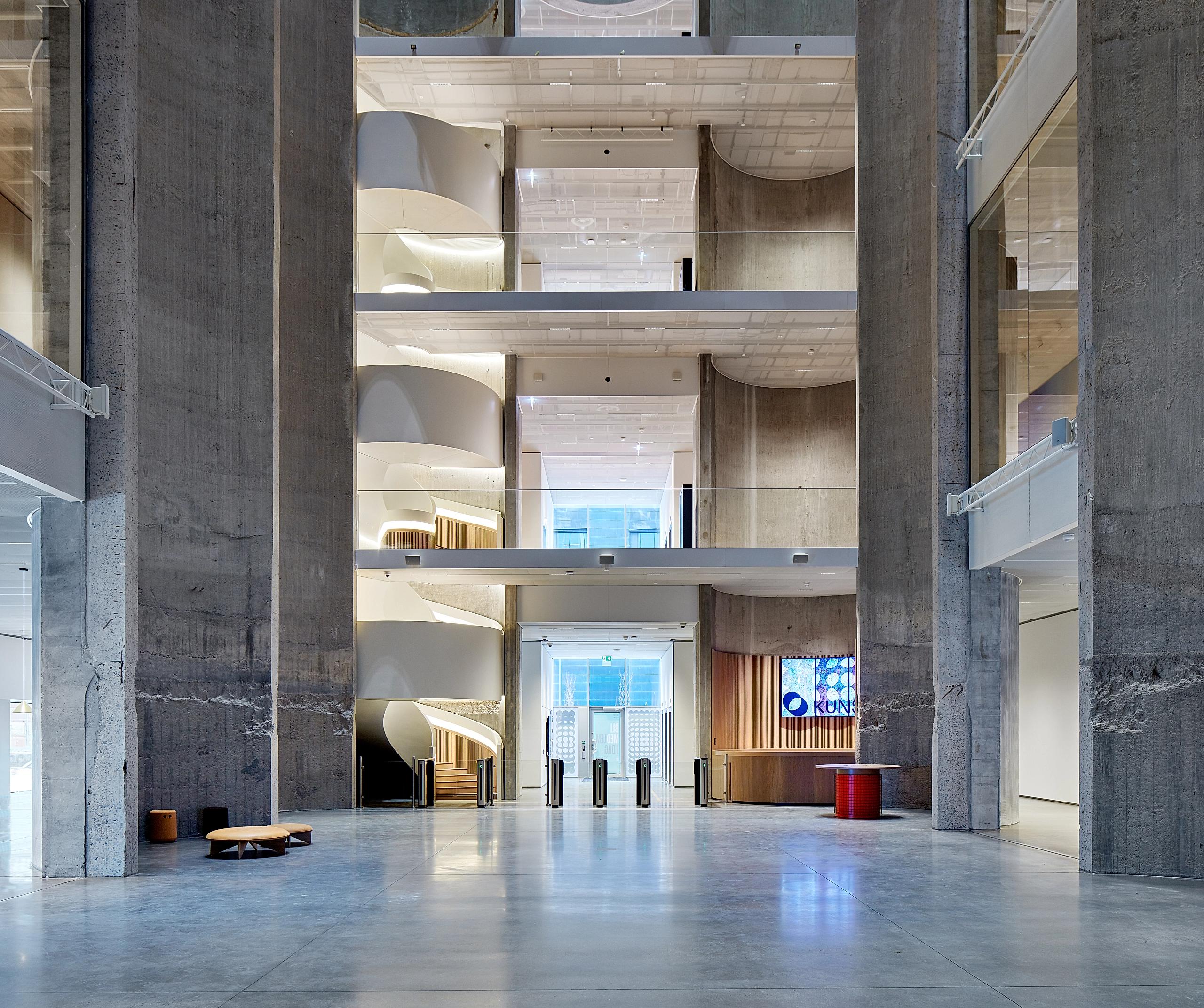 På innsiden av kunstsiloen ved Kristiansand