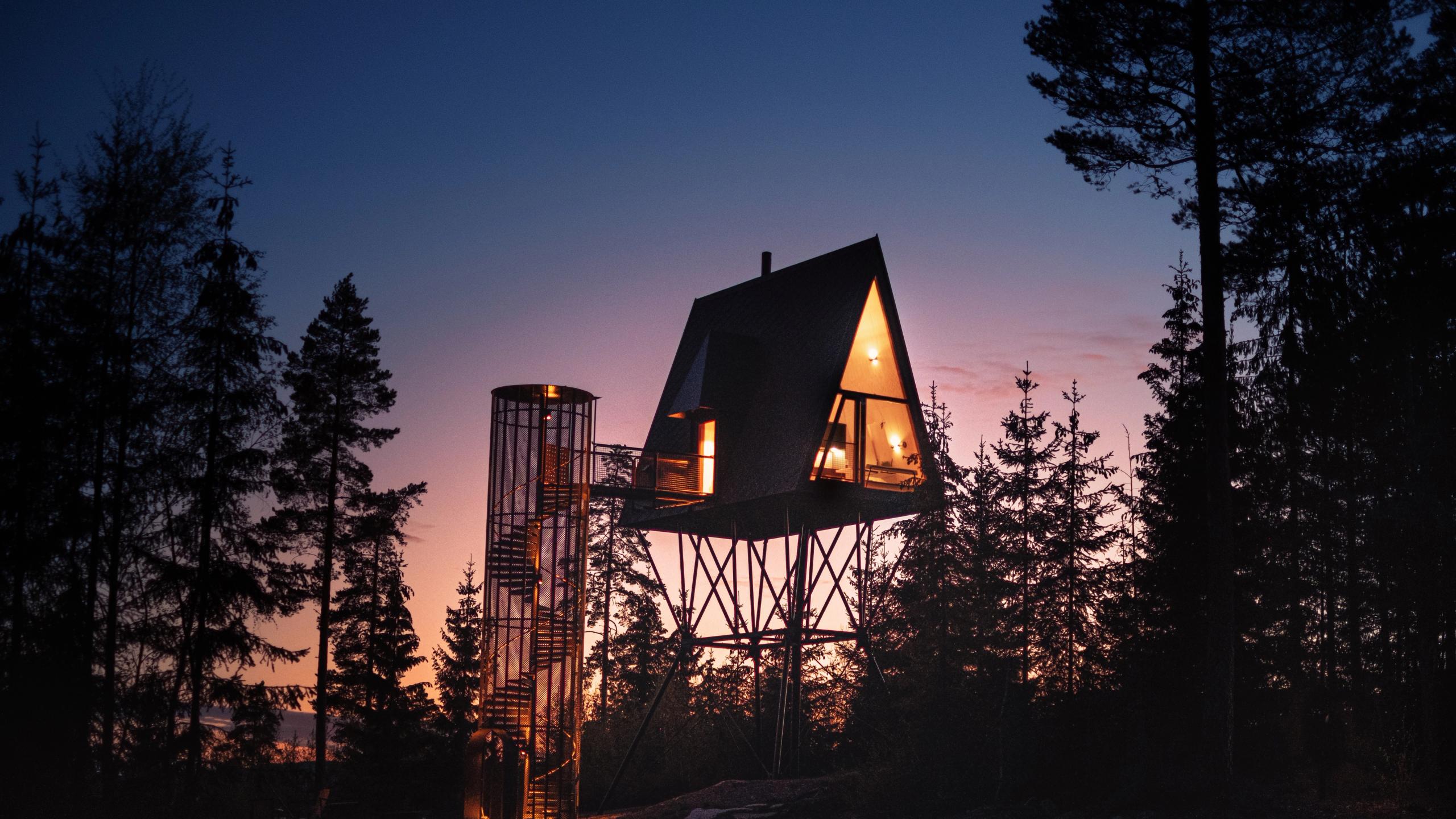 PAN treetop cabins in Finnskogen 's avonds, Oost-Noorwegen