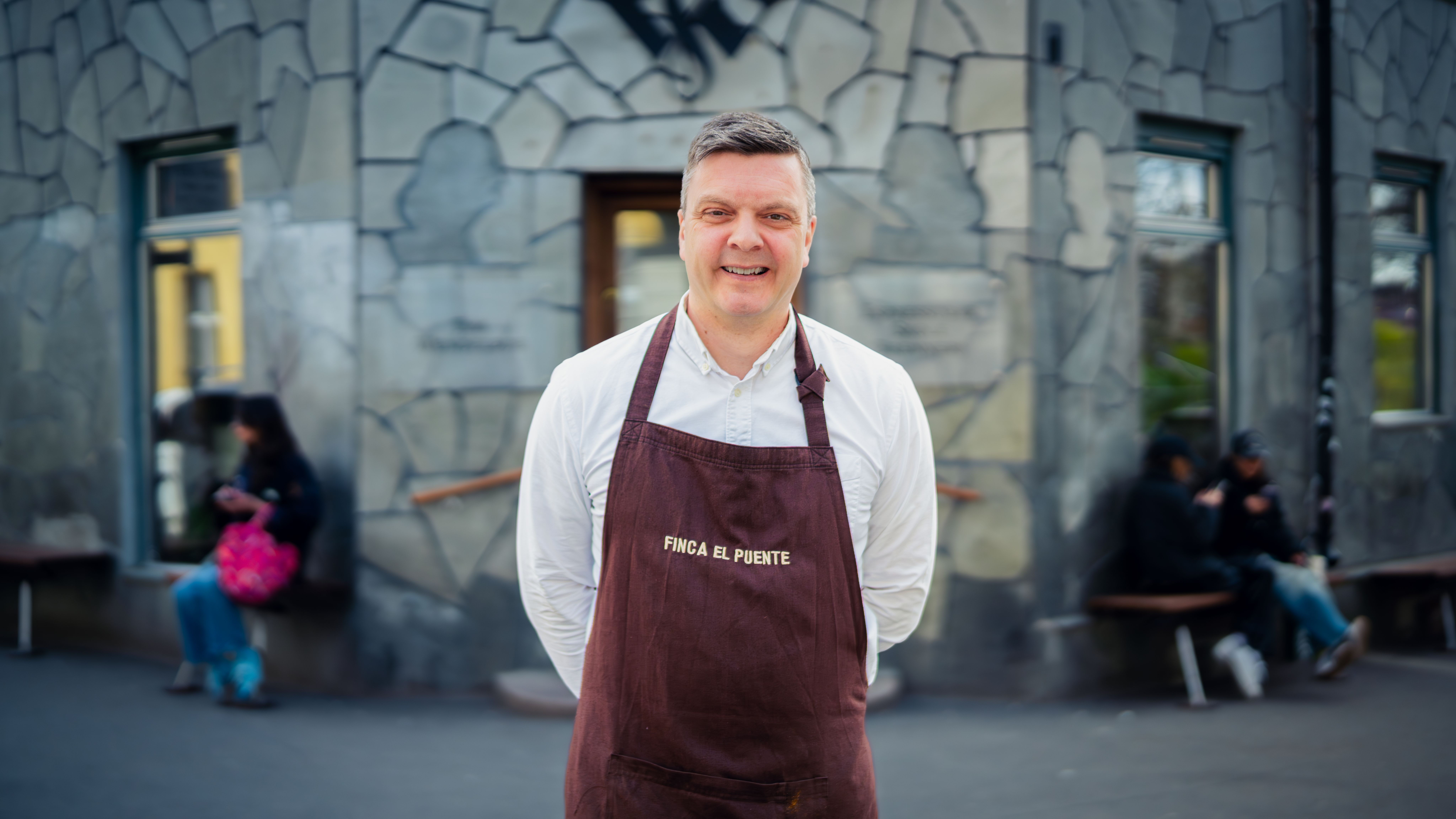 Portrett av Tim Wendelboe utenfor kafeen hans