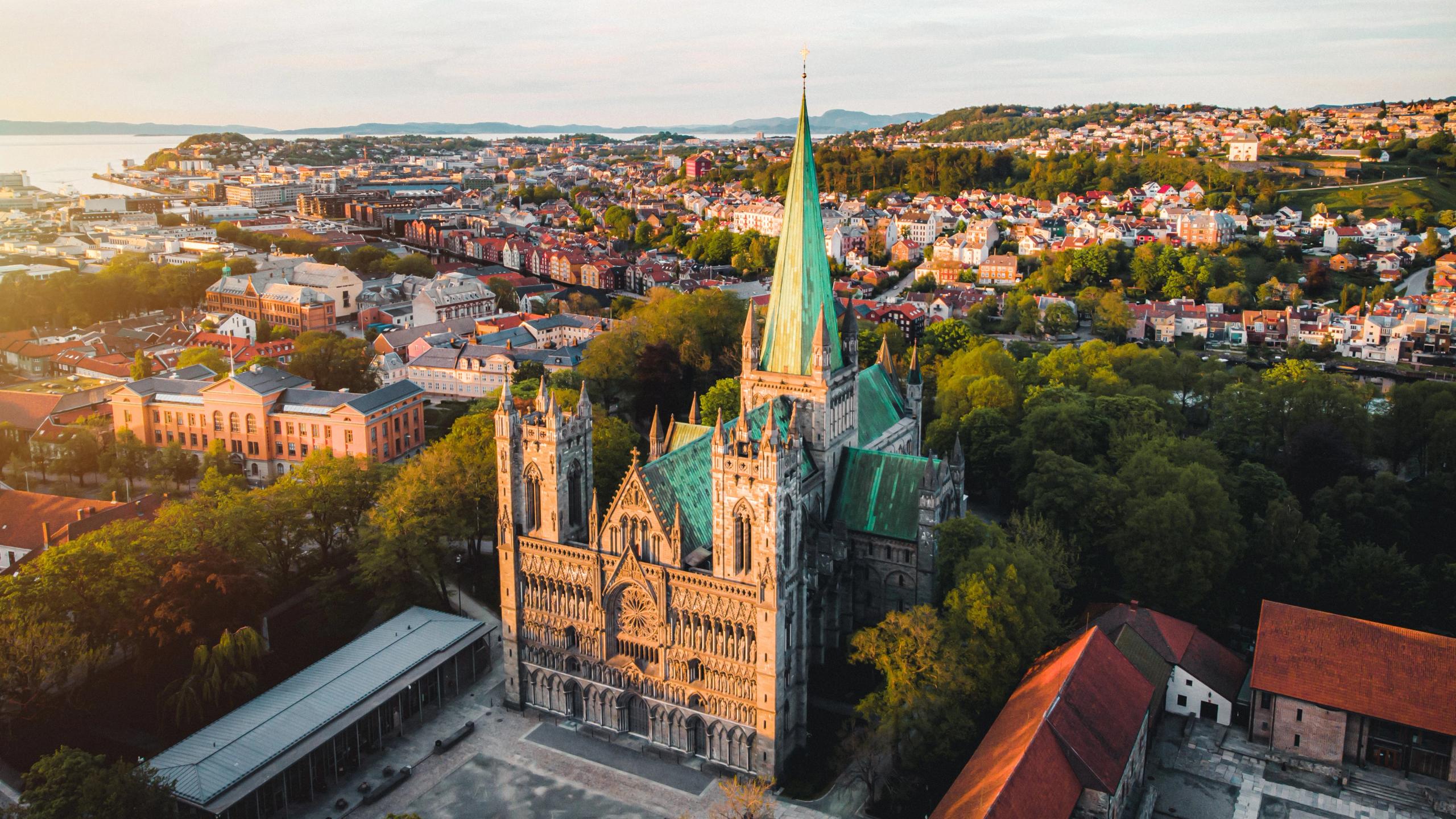 Flyfoto av Nidarosdomen i Trondheim