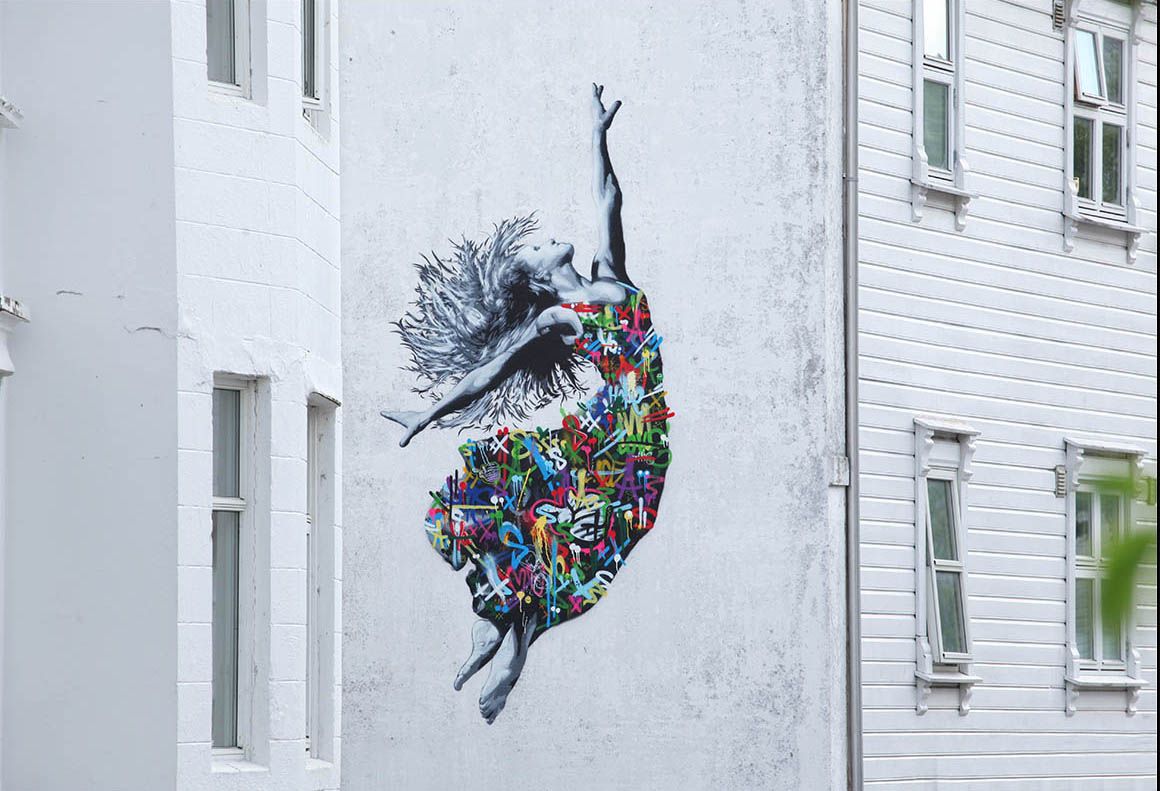 Gatekunst av en dame i en fargerik kjole, av Martin Whatson, i Stavanger på Vestlandet