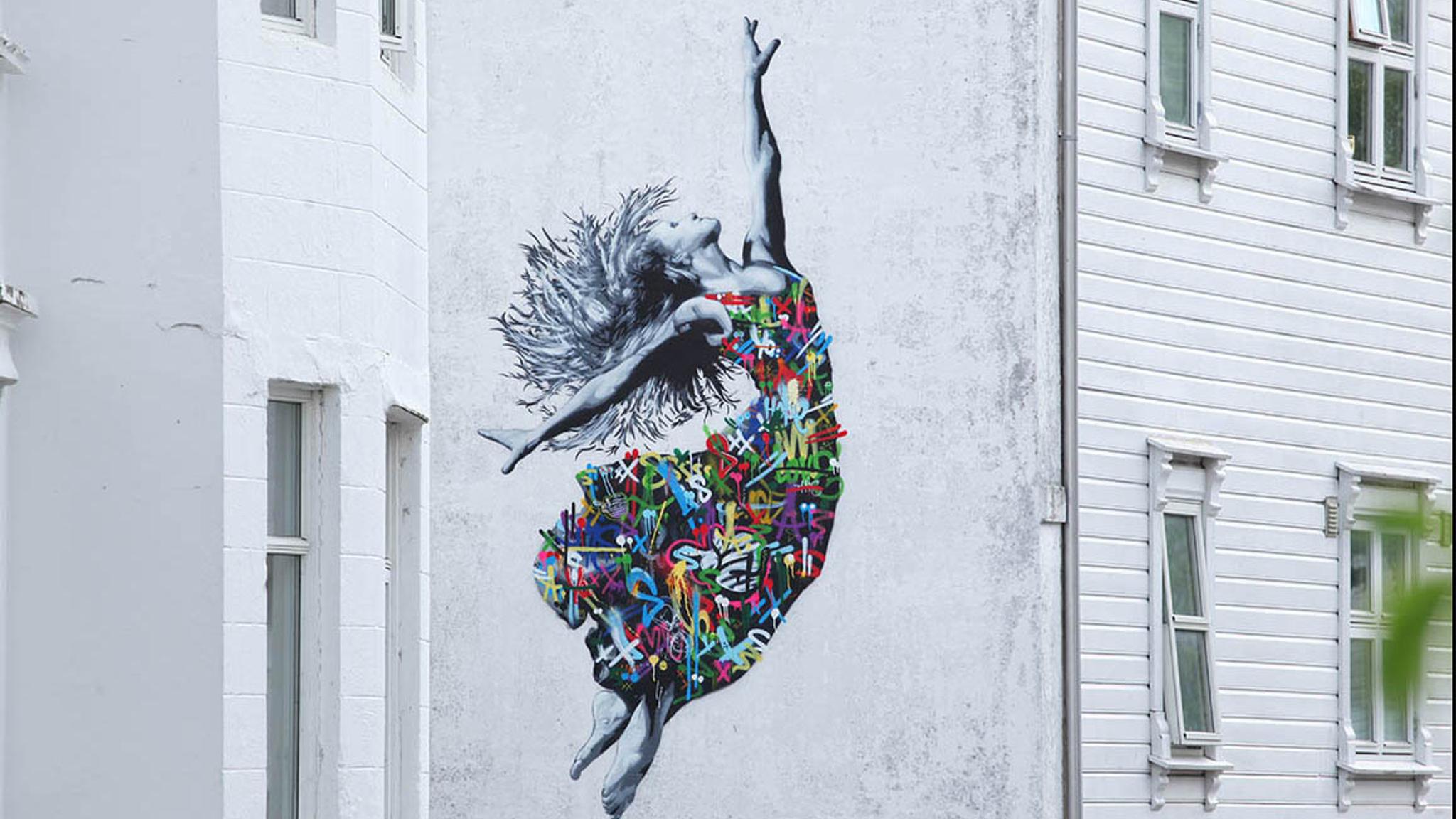 Gatekunst av en dame i en fargerik kjole, av Martin Whatson, i Stavanger på Vestlandet