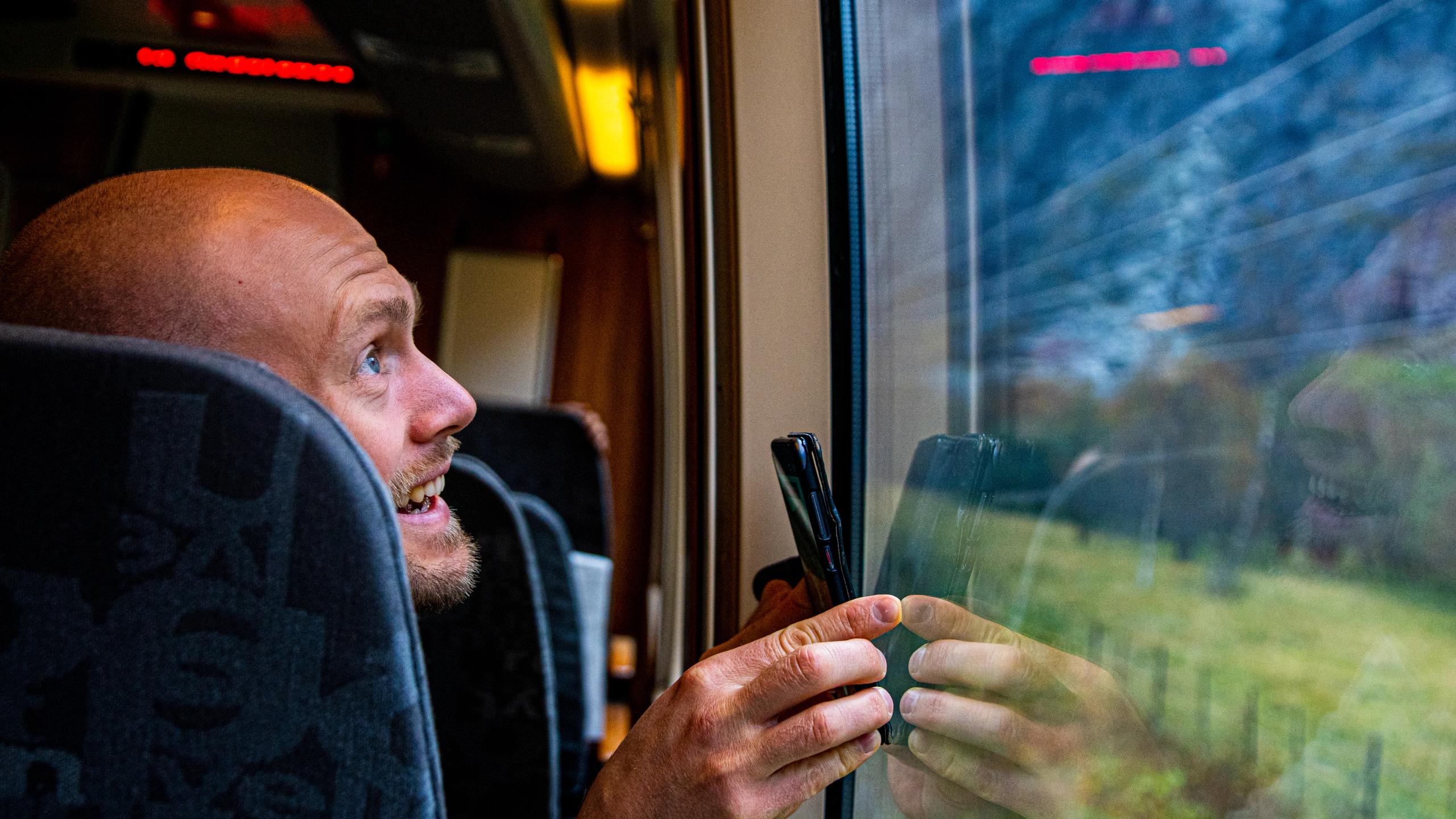 En mann ser på Trollveggen fra Raumabanen