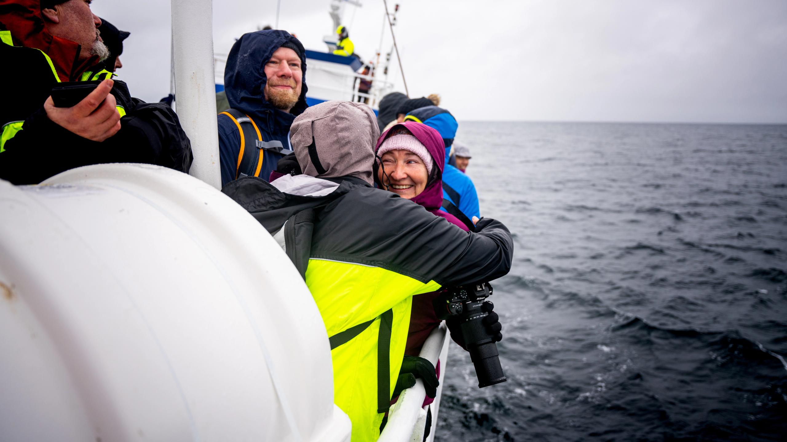 Lykkelige turister på hvalsafari på Andenes i Vesterålen