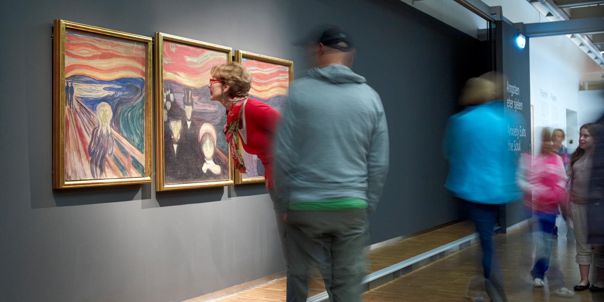 Mennesker ser på Edvard Munchs Skrik på Munchmuseet i Oslo