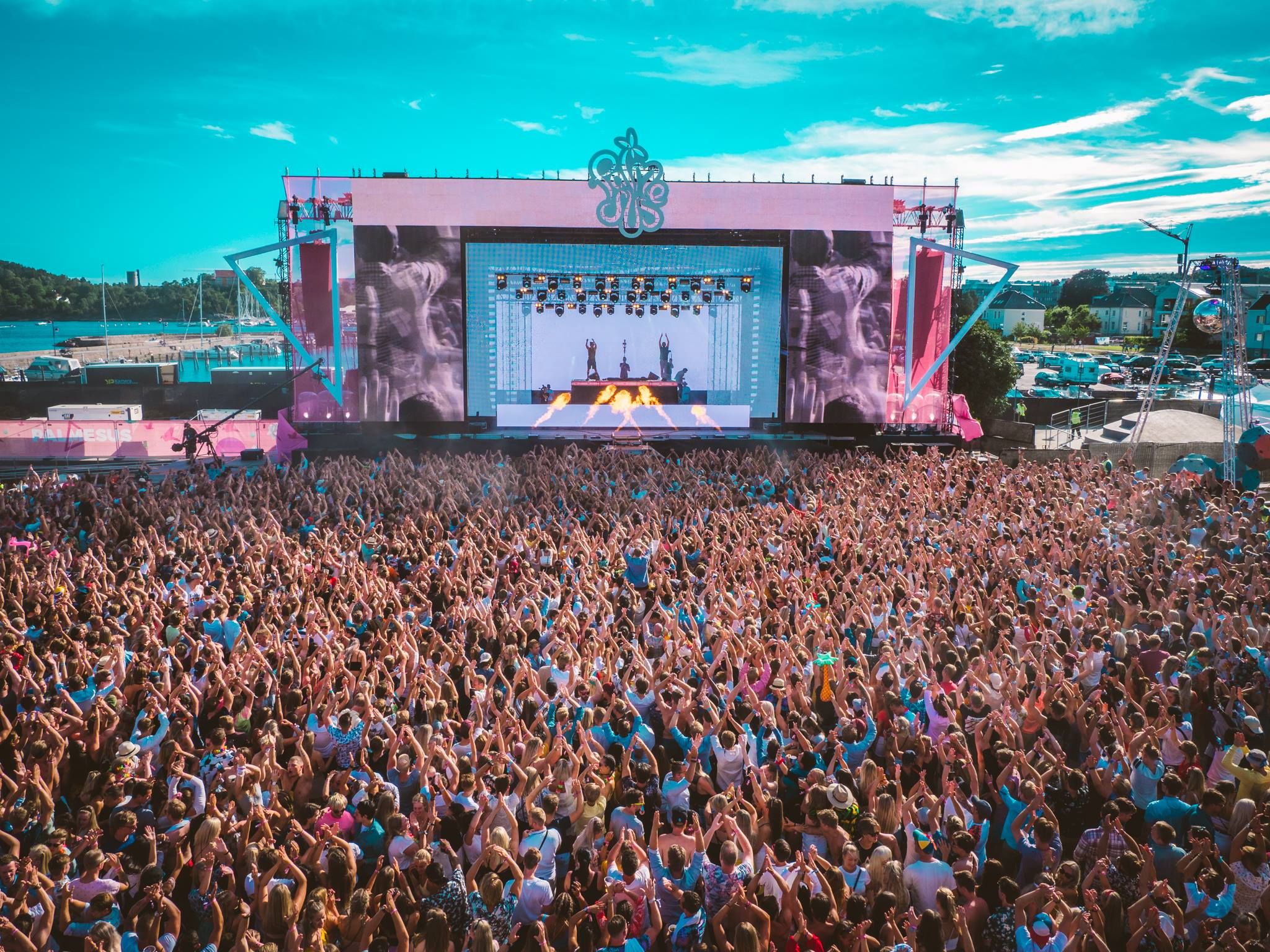 Stor scene och jublande publik på festivalen Palmeus i Kristiansand