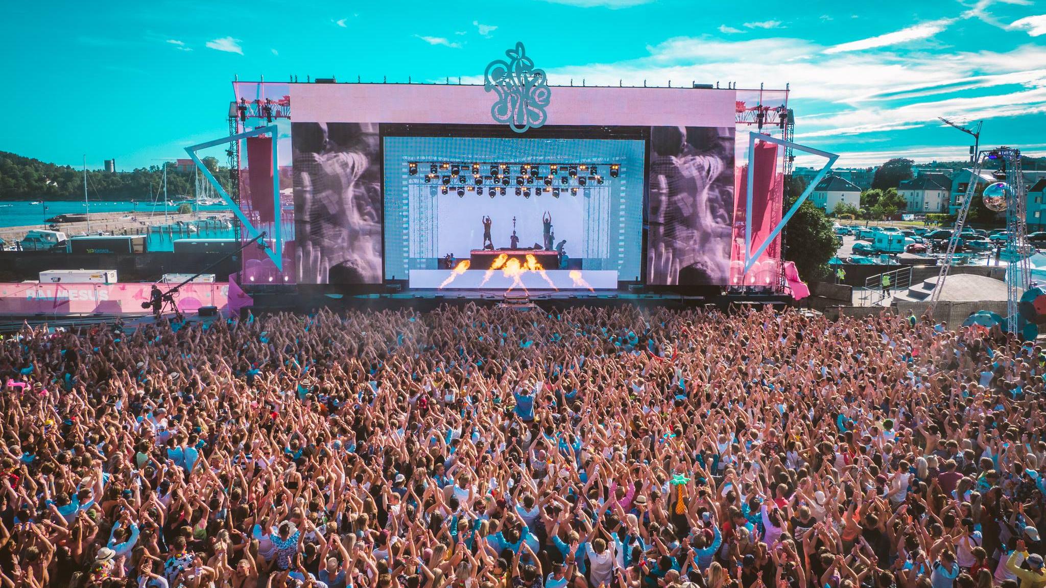 Stor scene och jublande publik på festivalen Palmeus i Kristiansand