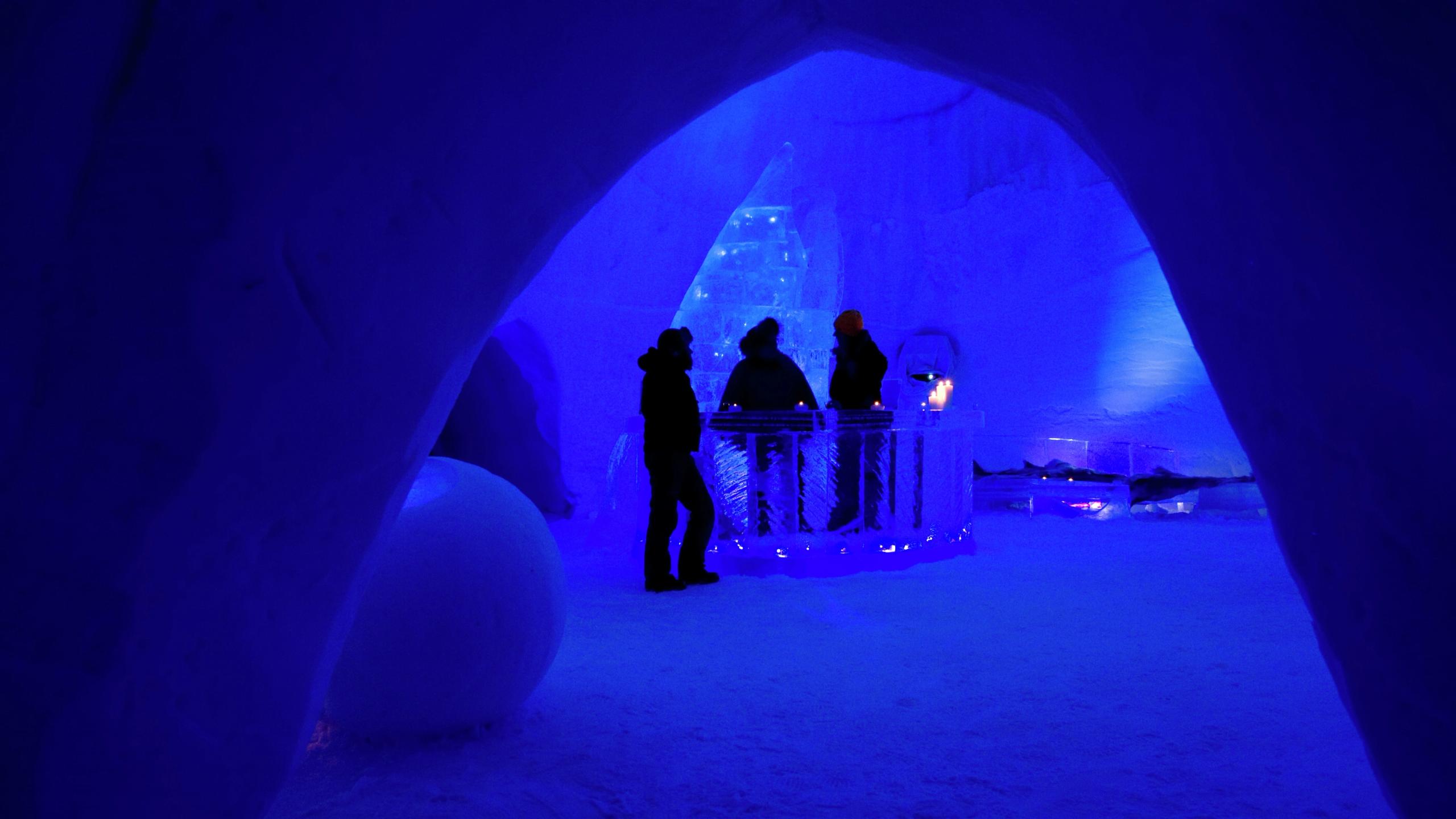 Mennesker inne i Kirkenes Snøhotell