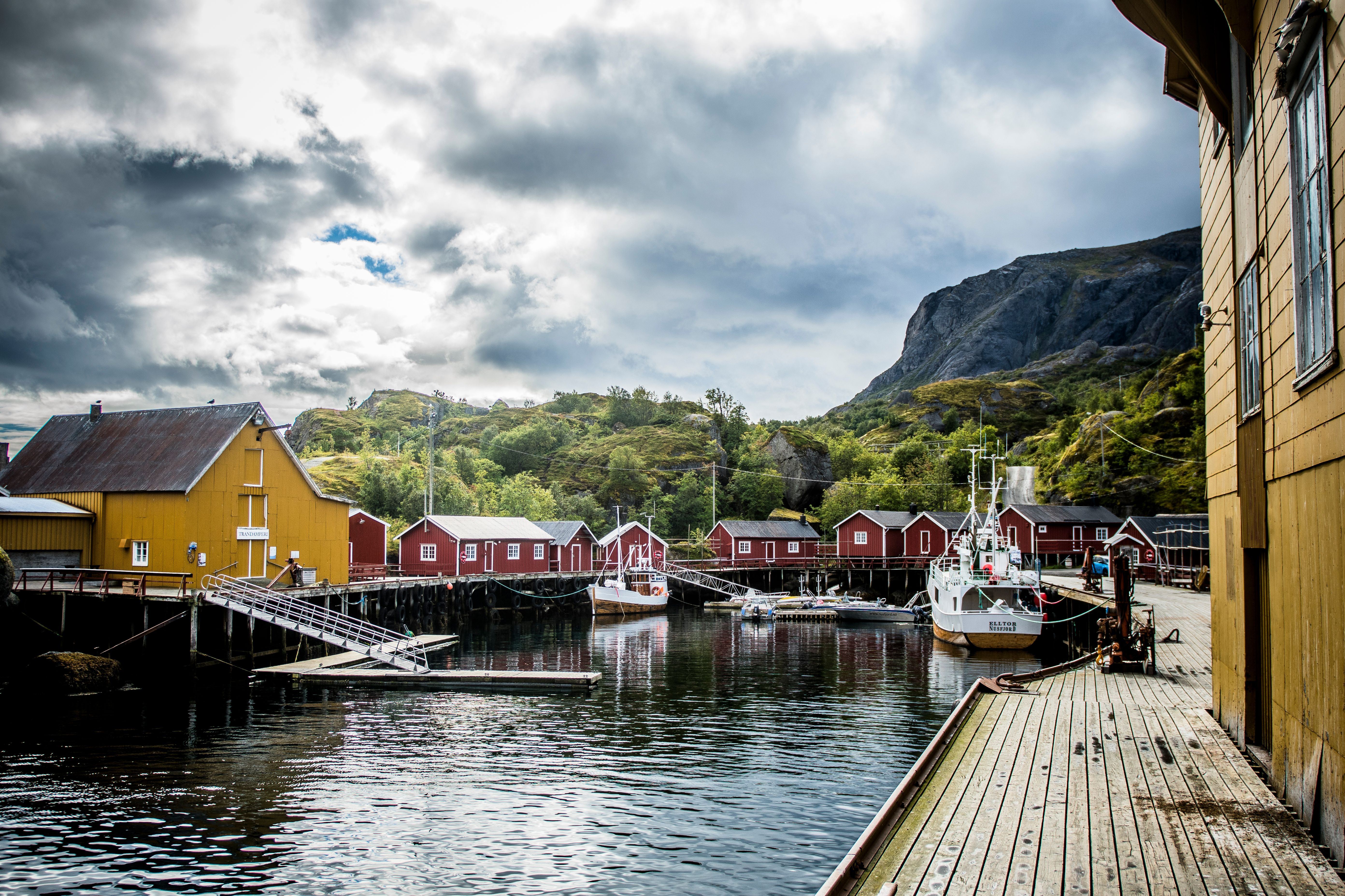 Pittoresque Nusfjord in Lofoten islands with traditional "rorbuer" in yellow and red