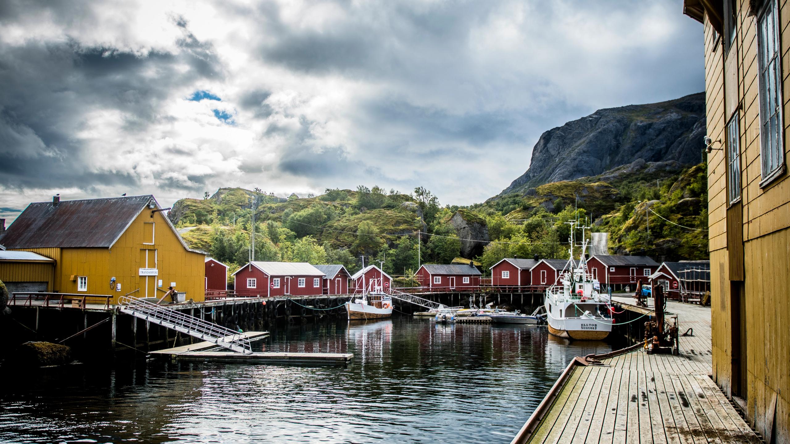 Pittoresque Nusfjord in Lofoten islands with traditional "rorbuer" in yellow and red