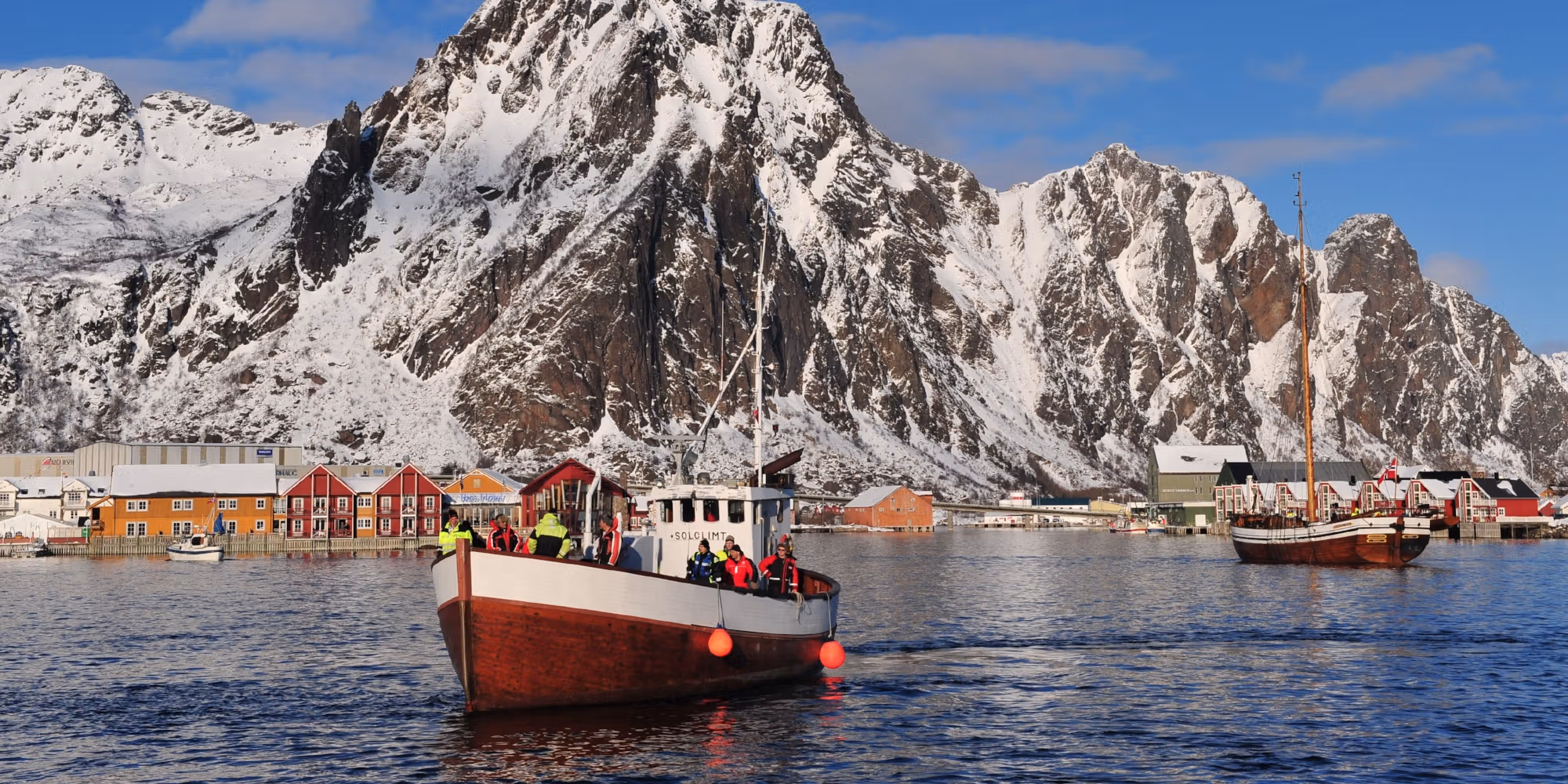 En fiskebåt i VM i skreifiske i Lofoten i Nord-Norge
