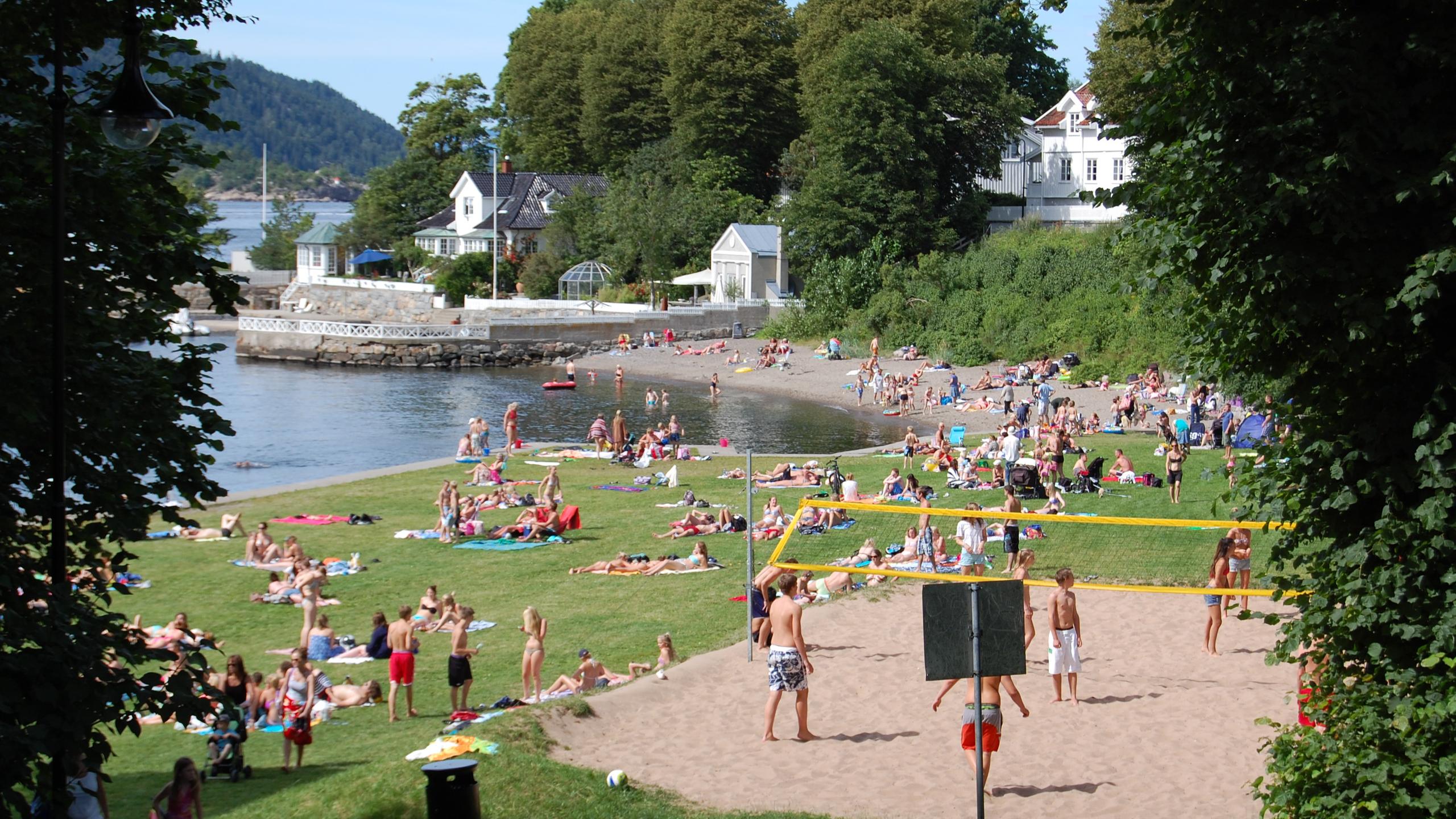 Folk spiller volleyball og nyter sola i Drøbak