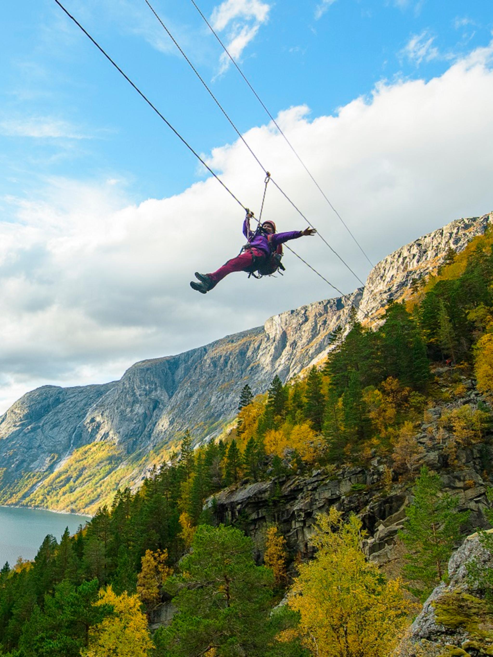 En dame som zipliner nær Trolltunga