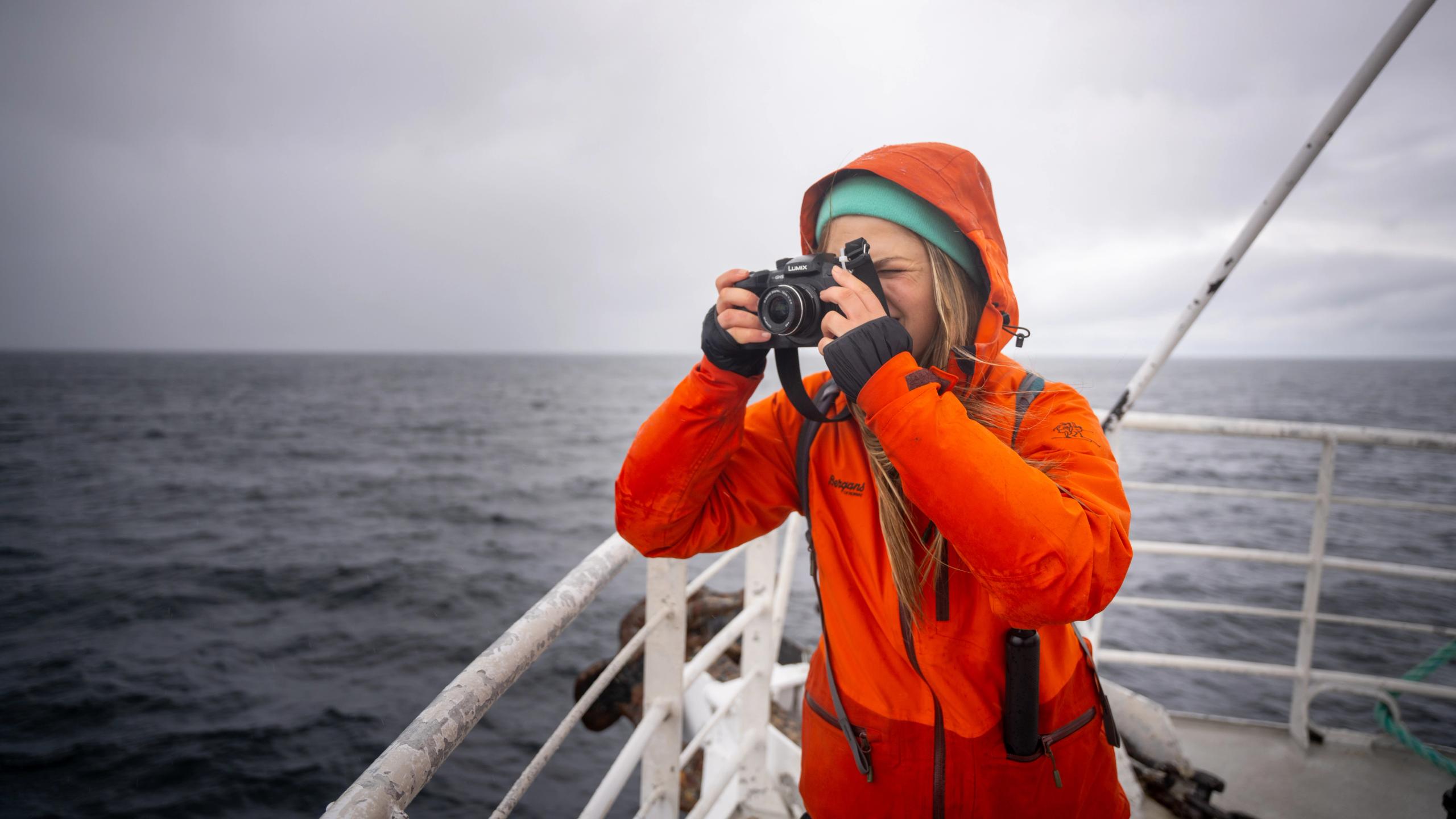 Turist som vet å kle seg for hvalsafari om vinteren i Nord-Norge