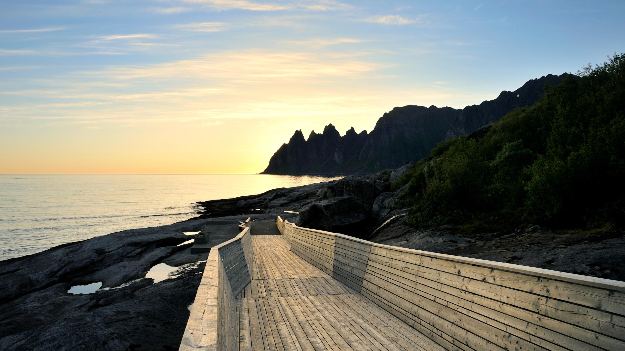 Midnattssol over Tungeneset rasteplass på Nasjonal turistveg Senja i Nord-Norge
