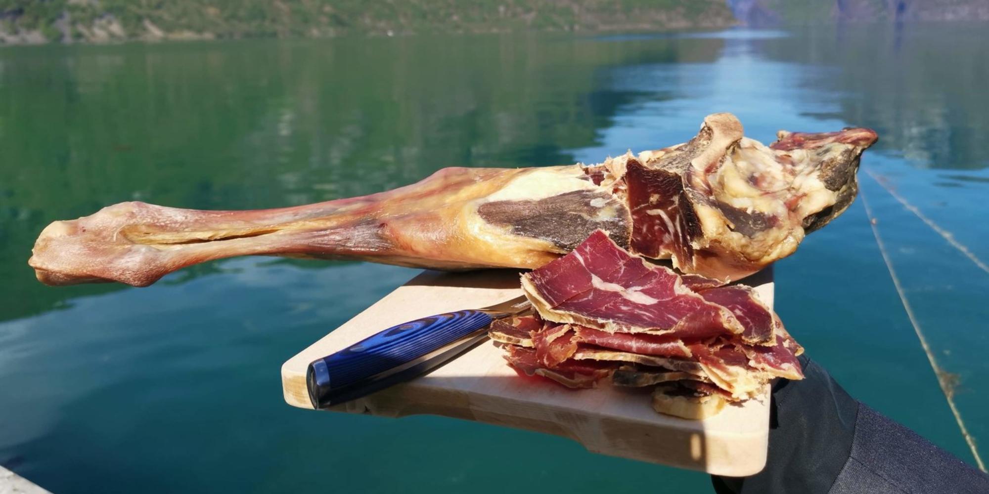 Fenalår klar til å nytes ved fjorden