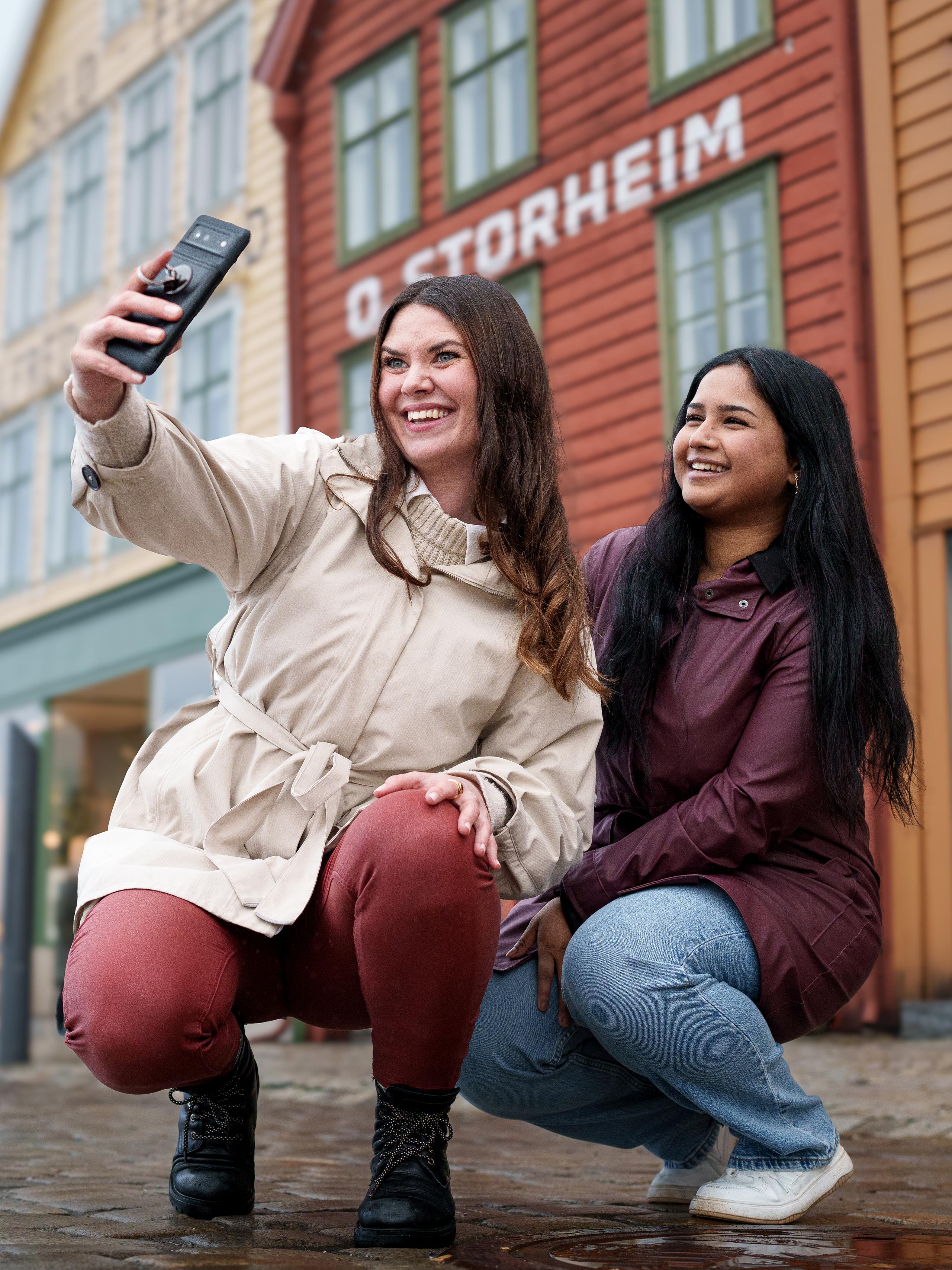 To damer tar en selfie på Bryggen i Bergen, Vestlandet