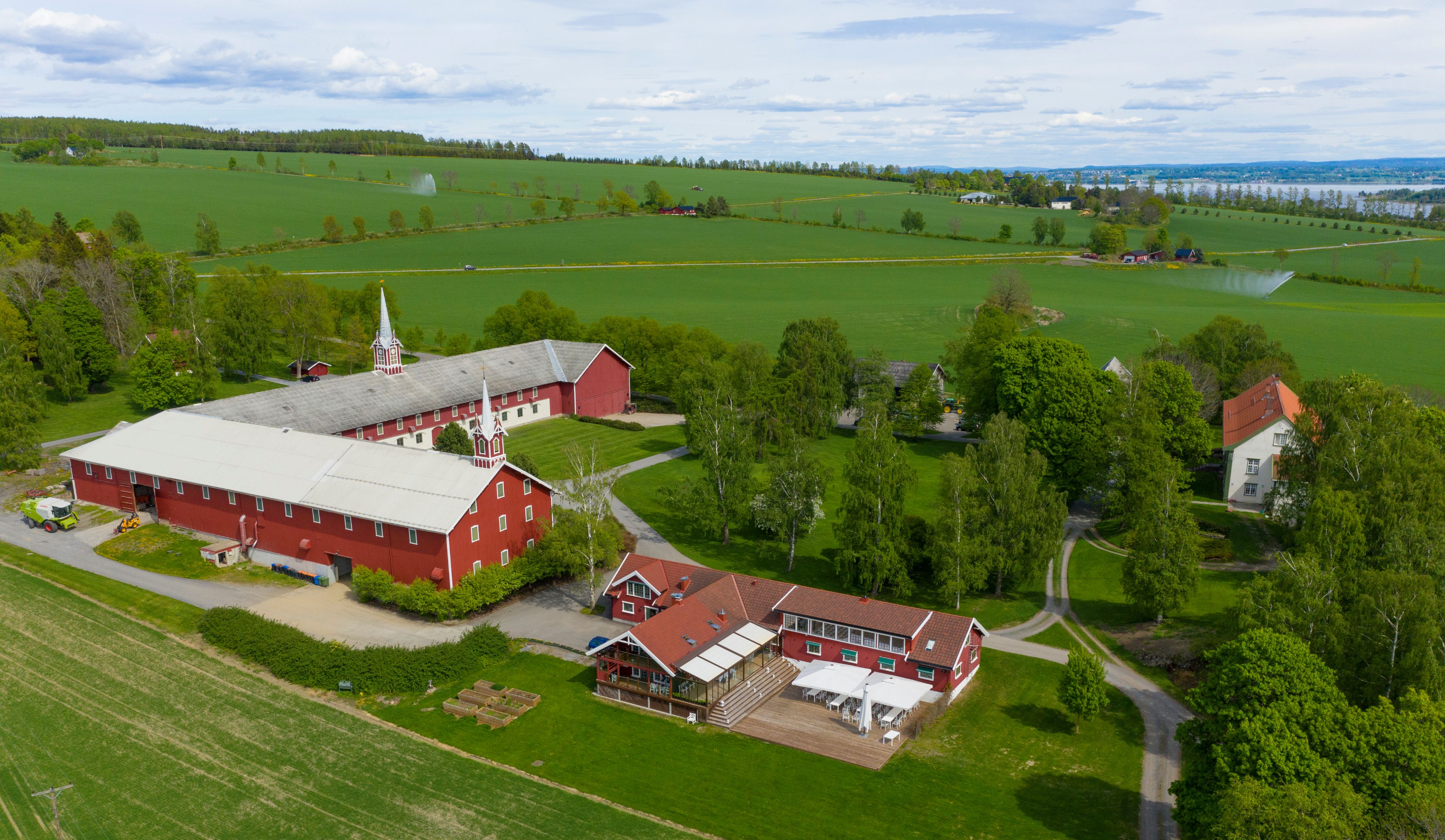 Oversiktbilde av Hoel Gård på Nes, Østlandet, Norge.