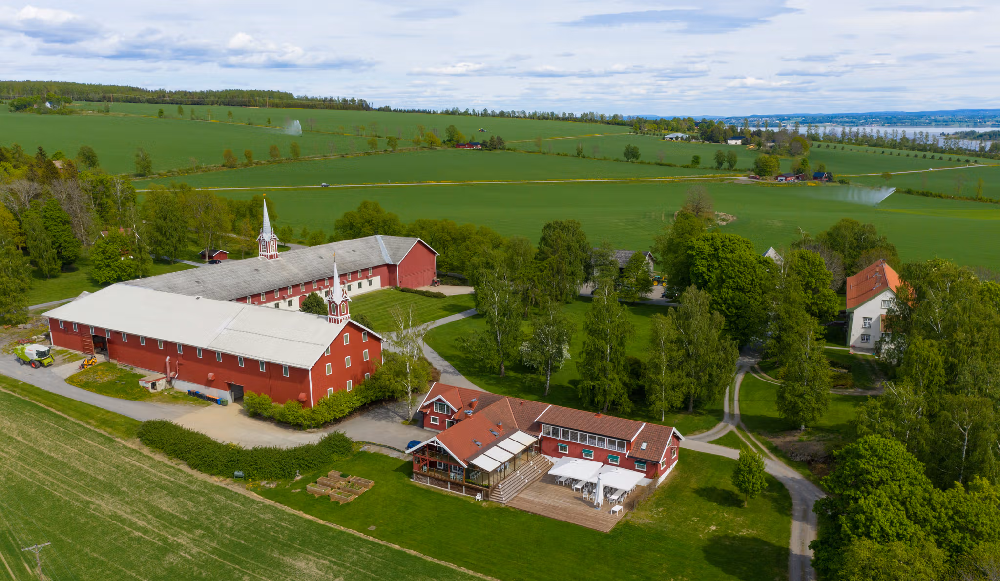 Oversiktbilde av Hoel Gård på Nes, Østlandet, Norge.