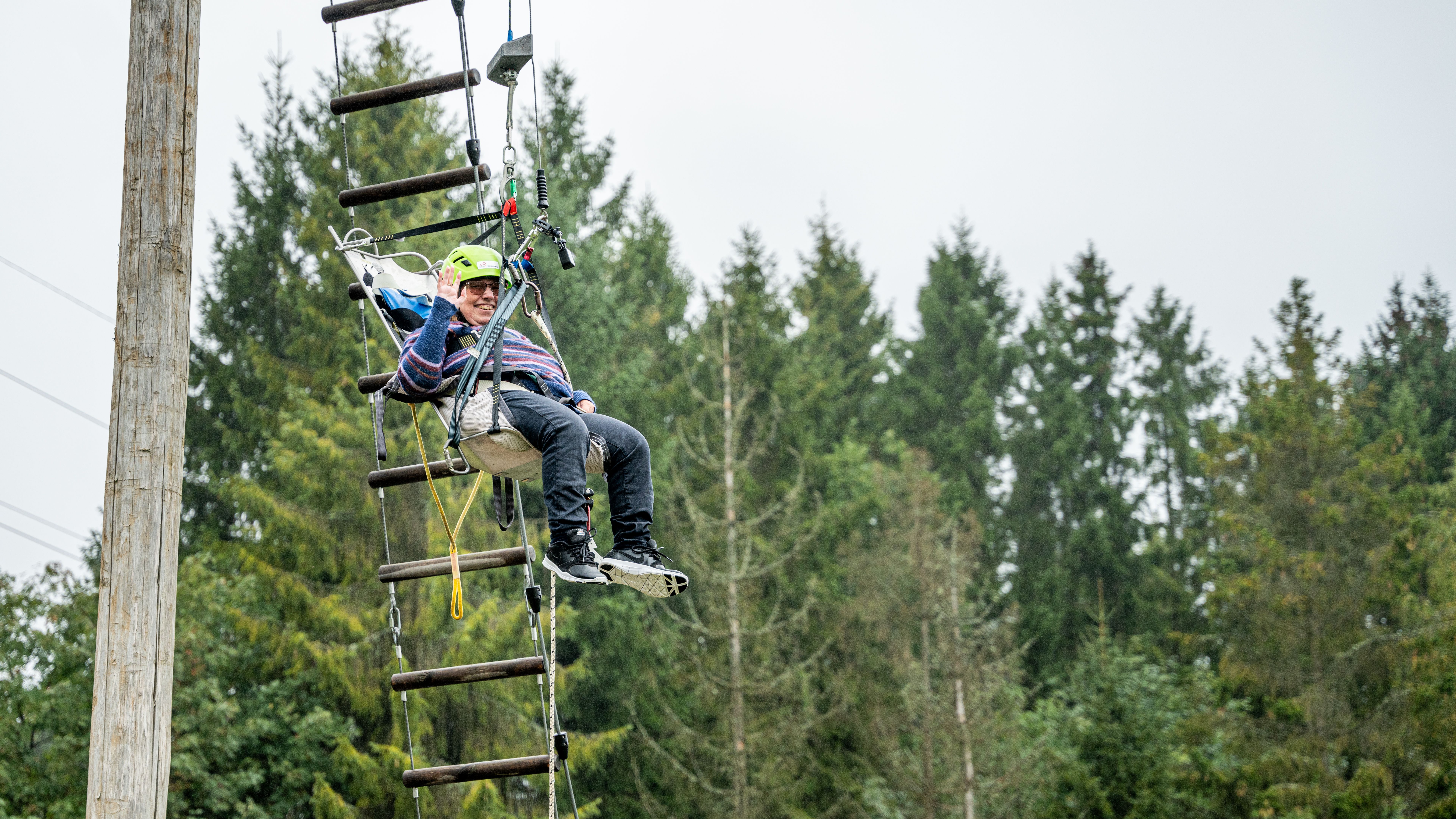 Kvinne prøver tilrettelagt zipline i Skien Fritidspark, Telemark