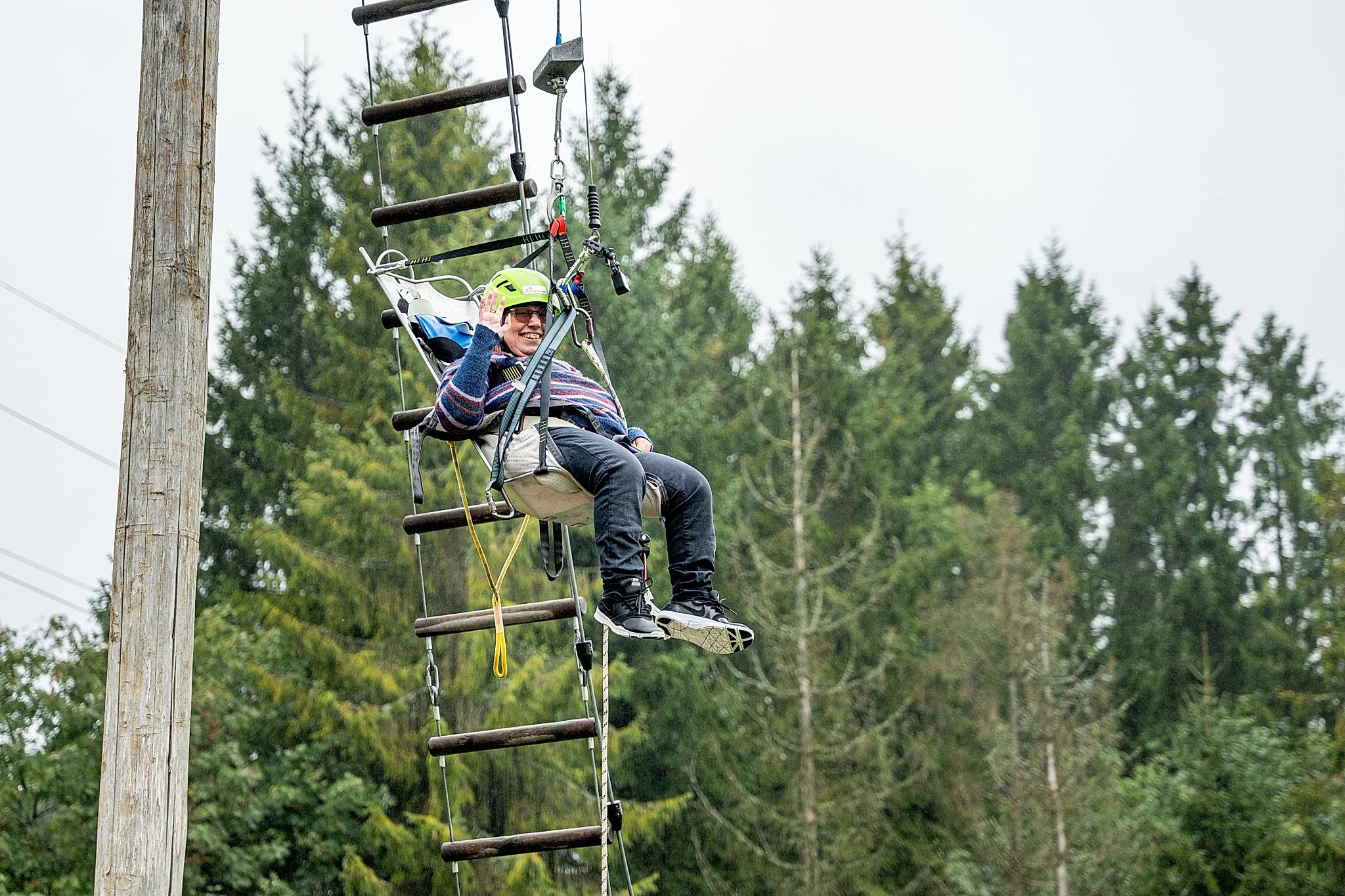 Kvinne prøver tilrettelagt zipline i Skien Fritidspark, Telemark