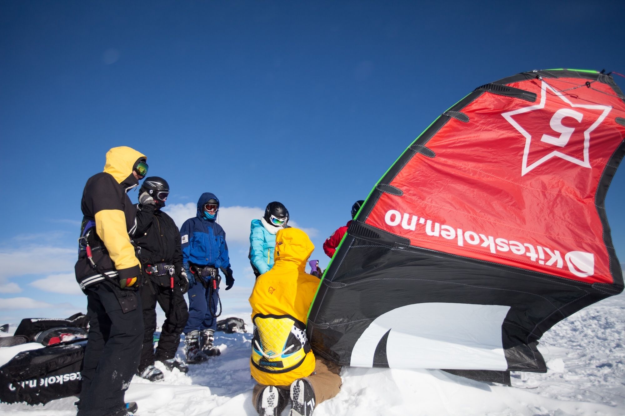En gruppe mennesker på kurs i snøkiting på Geilo, Østlandet