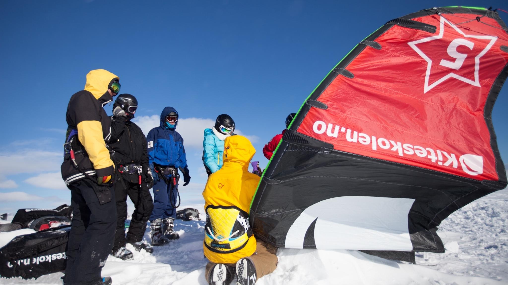 En gruppe mennesker på kurs i snøkiting på Geilo, Østlandet