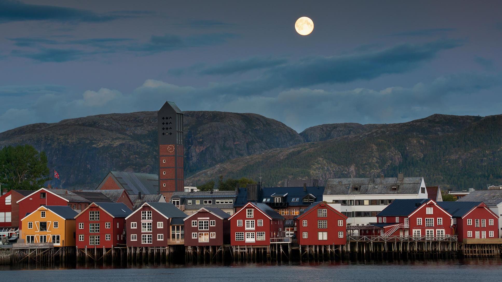 Røde trehus langs brygga i Namsos i Namdalen, Trøndelag