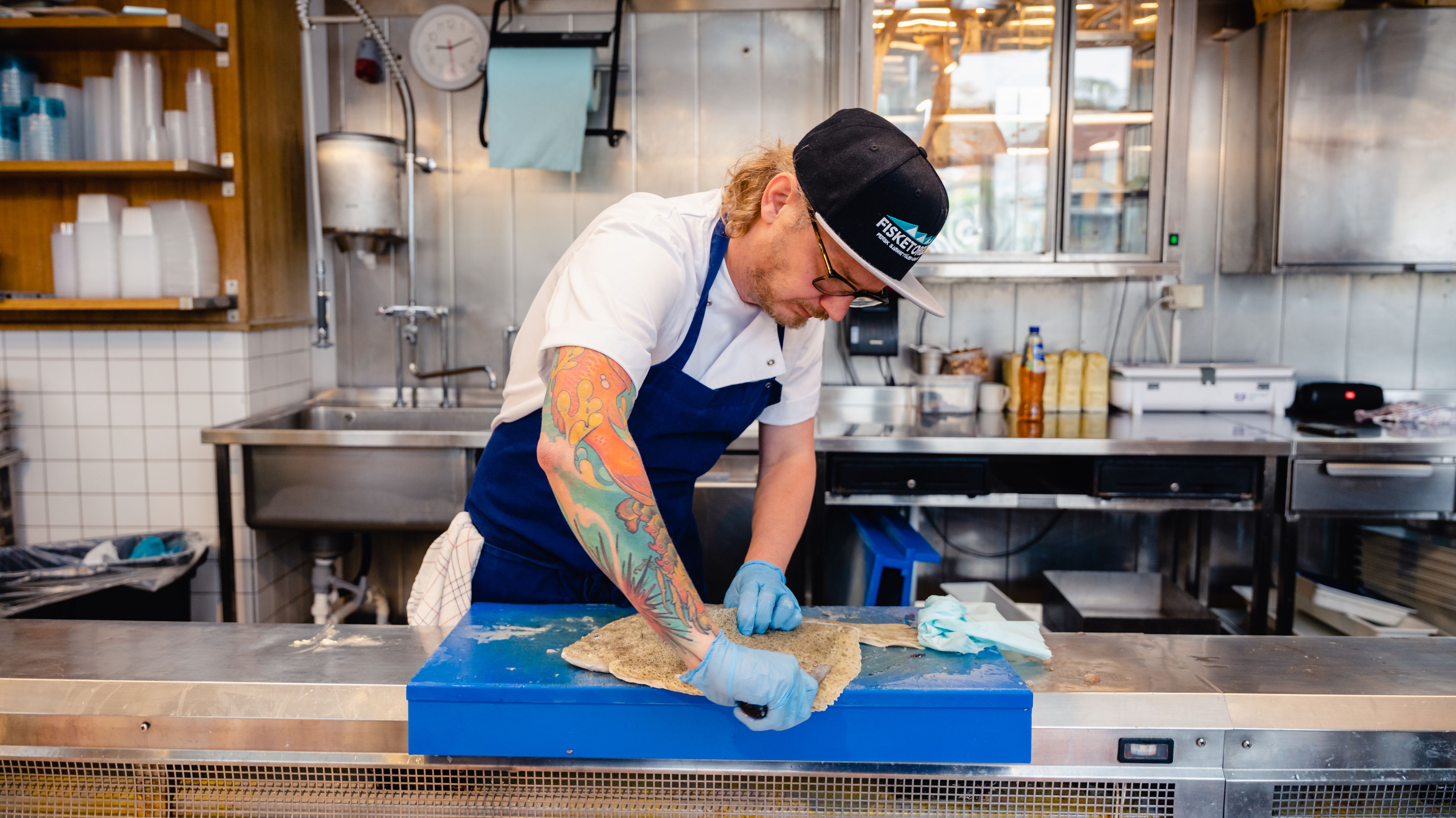 Karl Erik fileterer fisk hos Fisketorget i Stavanger, Vestlandet, Norge.
