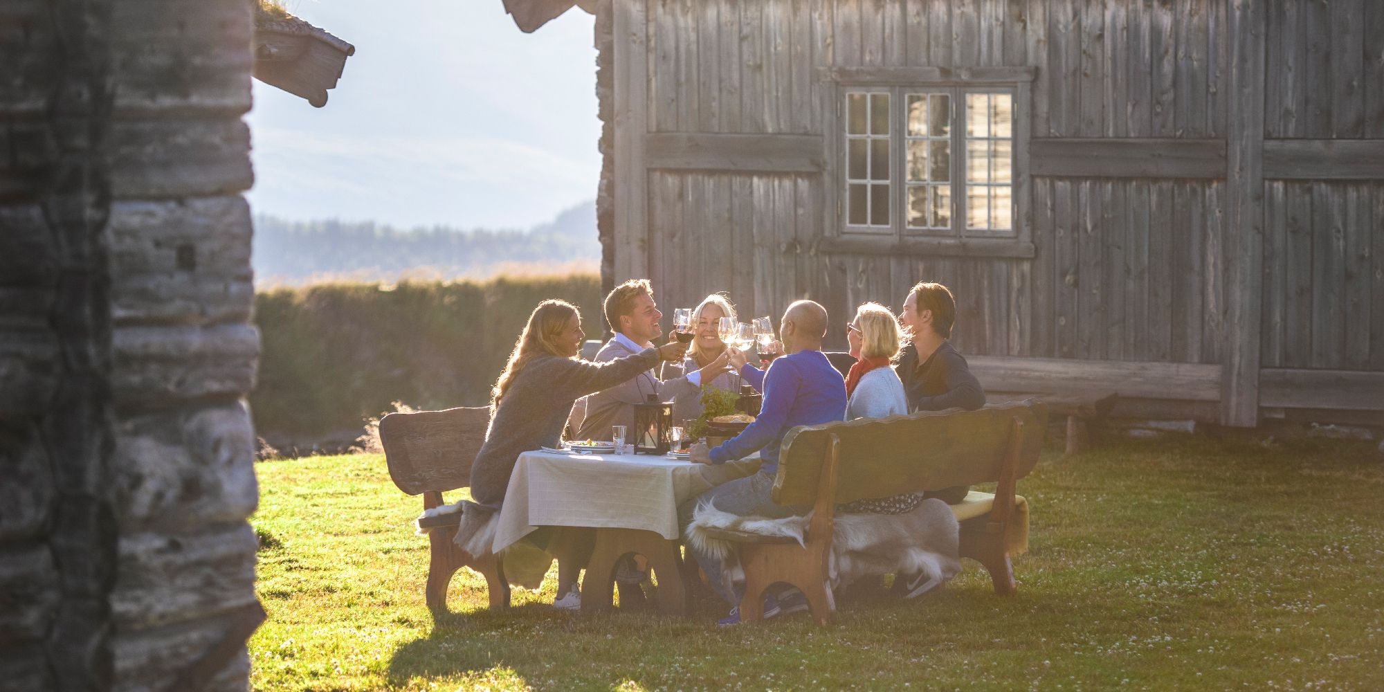 Eine Gruppe von Leuten speist im Freien bei Brekkeseter im Rondane-Gebirge, Ostnorwegen