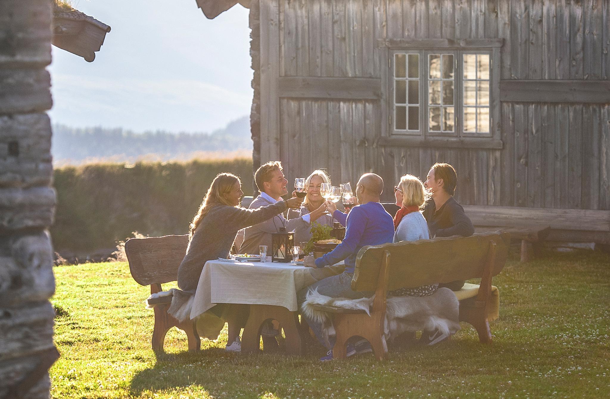 Eine Gruppe von Leuten speist im Freien bei Brekkeseter im Rondane-Gebirge, Ostnorwegen