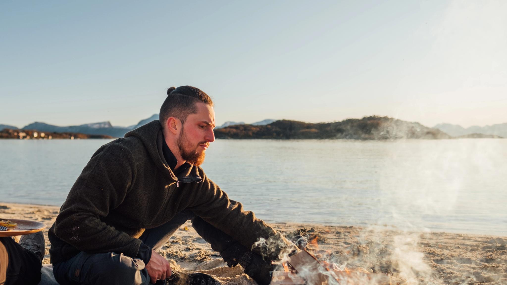 Hannes Lerke på en strand i Harstad i Nord-Norge