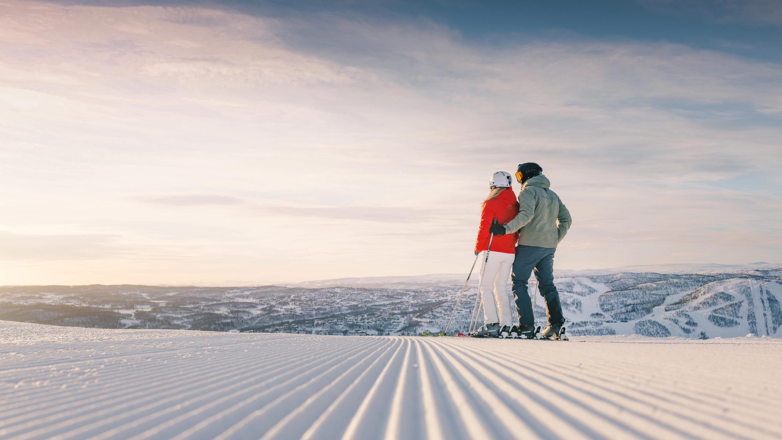 Et par står i løypene i Geilo skisenter, Norge.