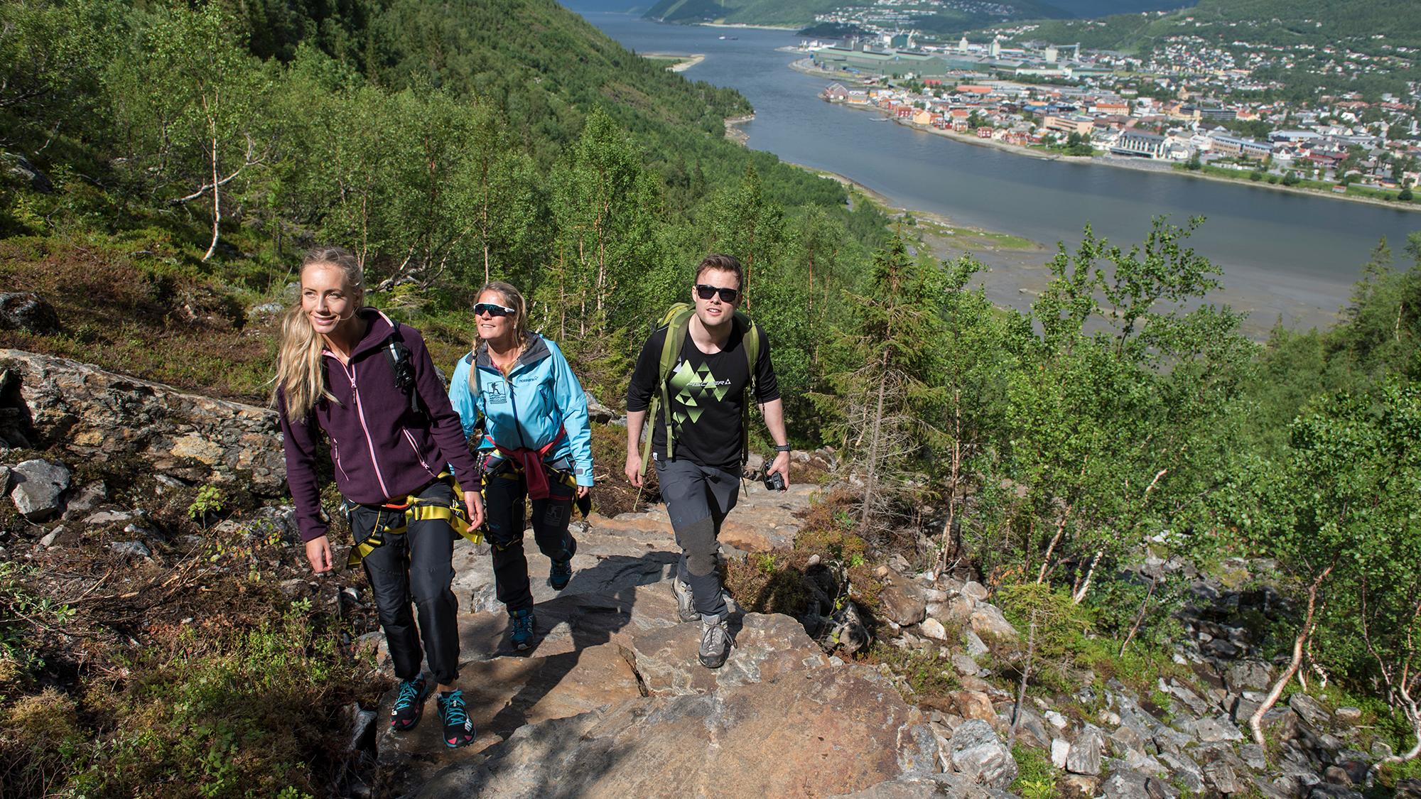 Tre personer på vei opp Helgelandstrappa i Mosjøen på Helgeland i Nord-Norge