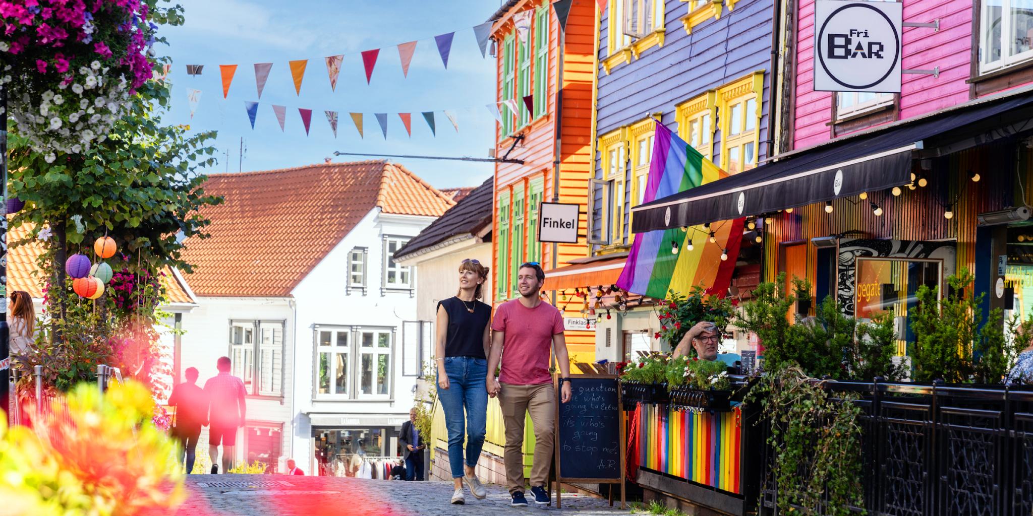 Et par går sammen i fargegaten
