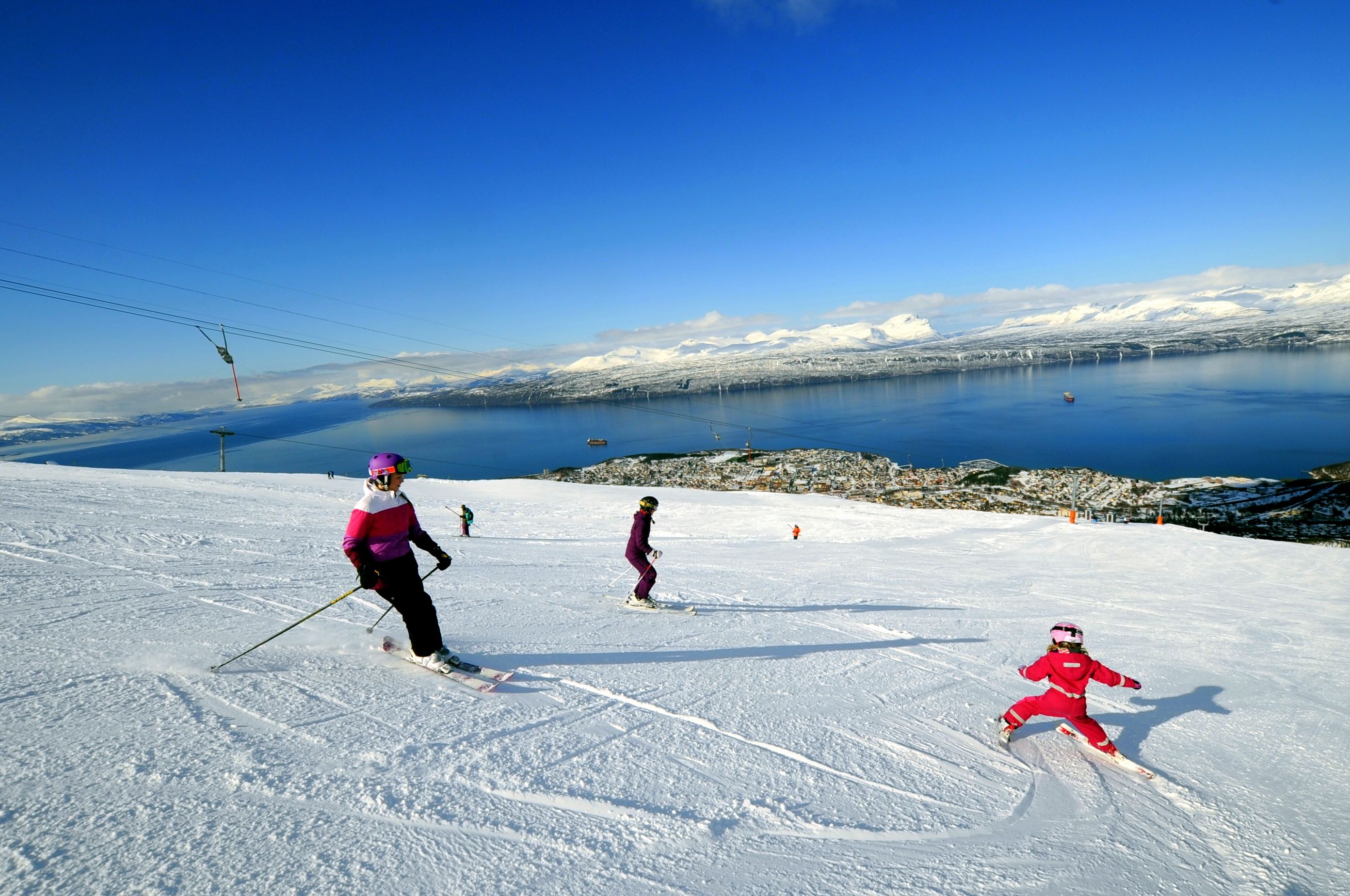 Mennesker står på ski i bakkene ved Narvikfjellet Skisenter i Narvik, Nord-Norge