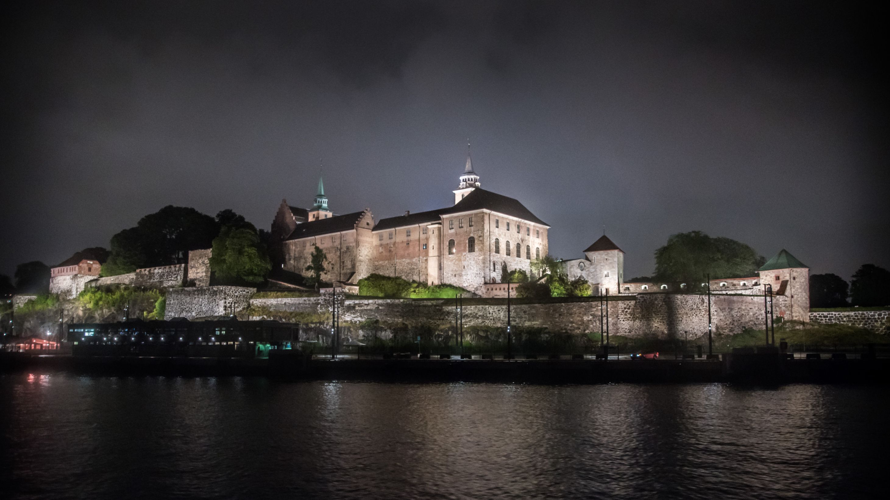 Akershus festning sett om natten