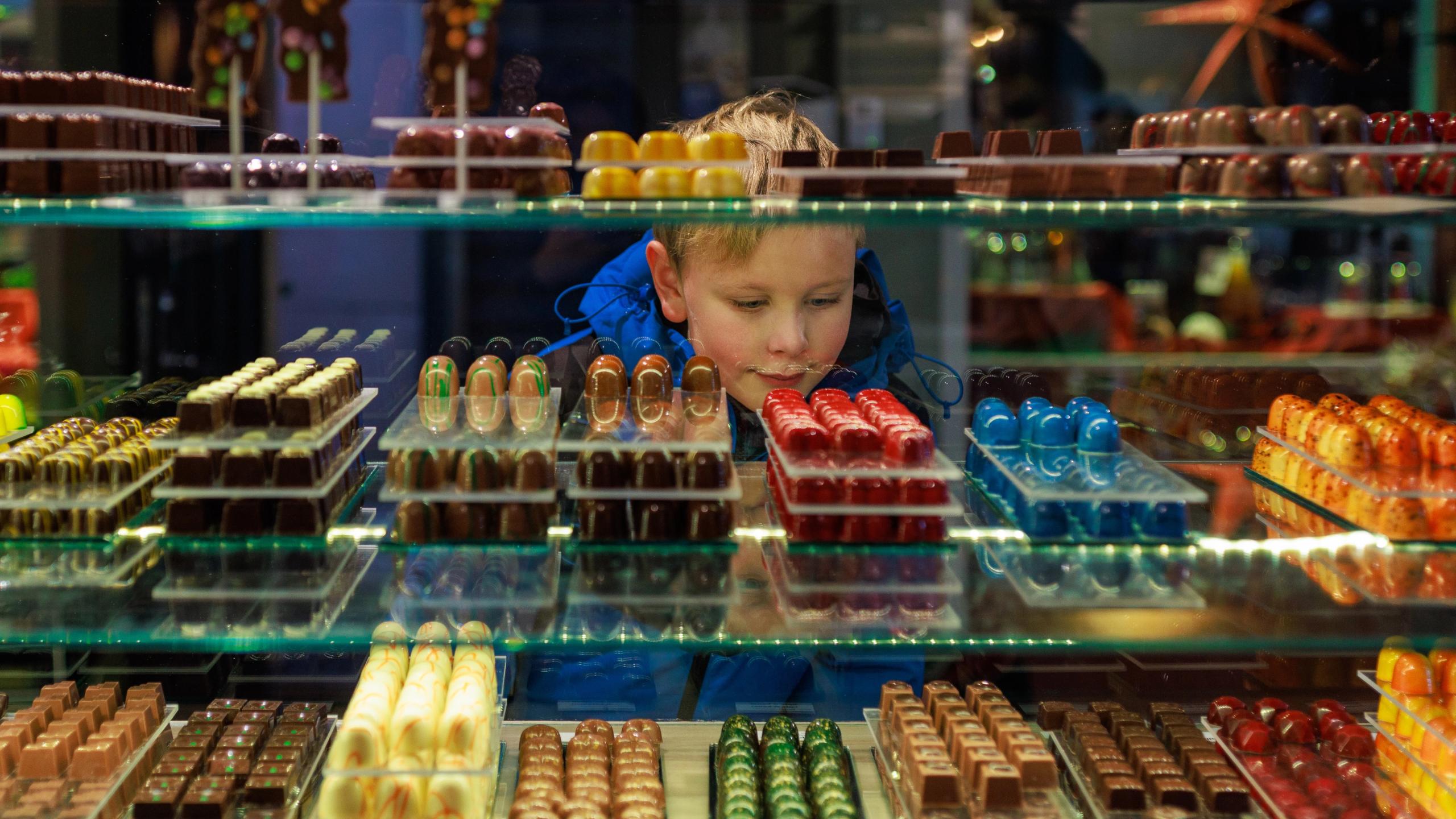 Boy looking at chocolate at Chili Chocolate in Stavanger