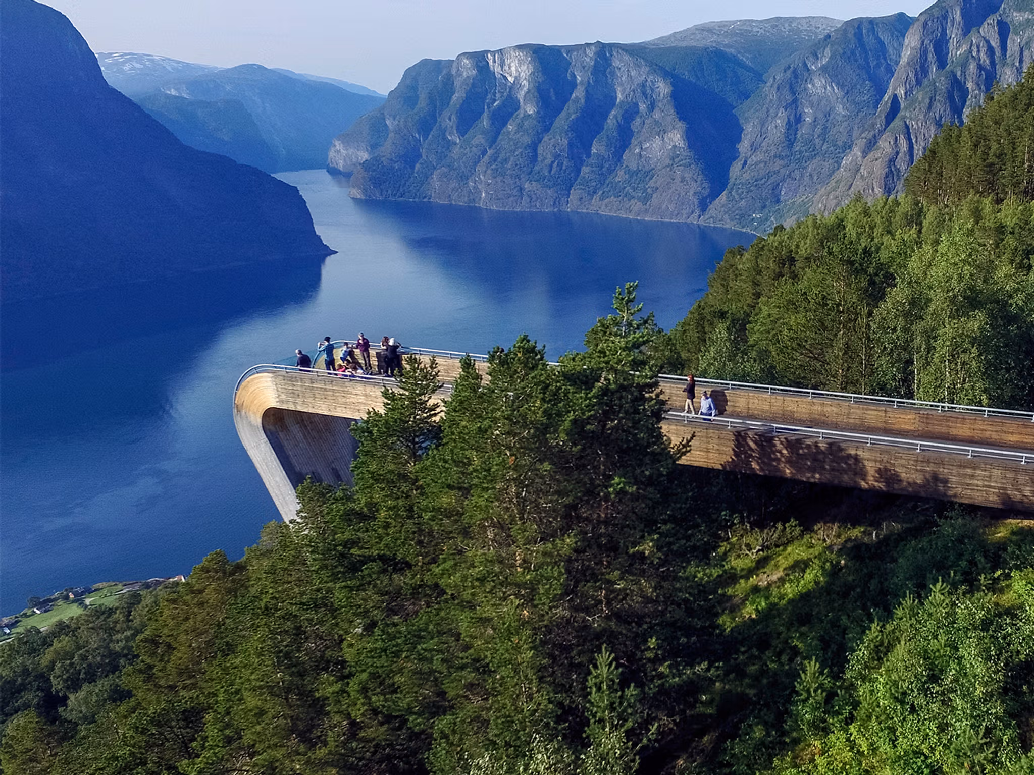 Un grupo de personas disfrutan de las vistas desde el mirador de Stegastein, en la ruta panorámica de Aurlandsfjellet.
