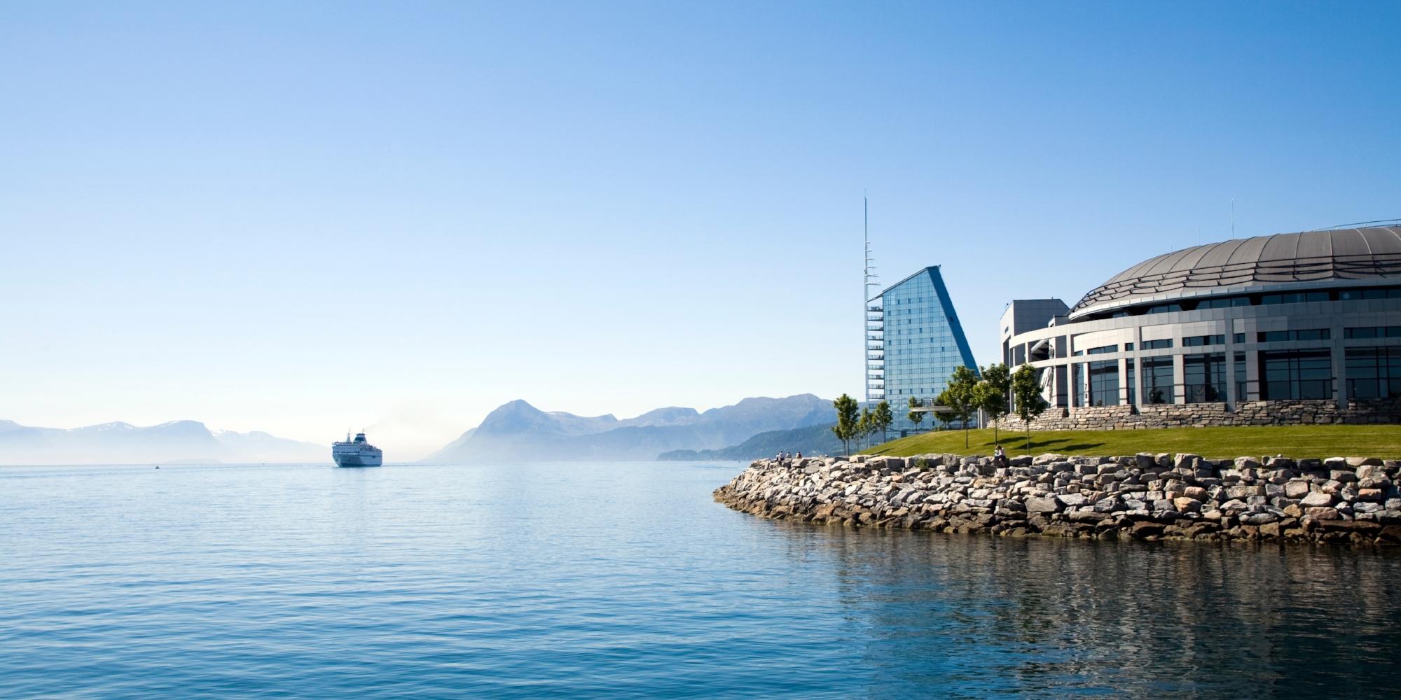 Scandic Seilet Hotel i Molde sett fra sjøen