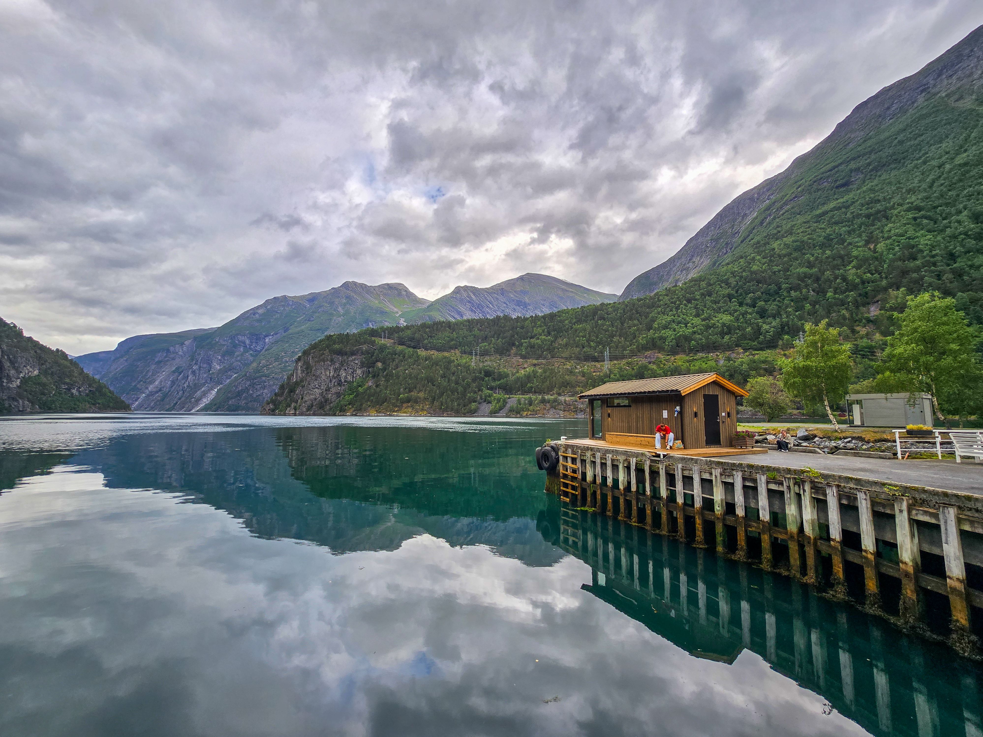 A person sitting outside a sauna i Tafjord 