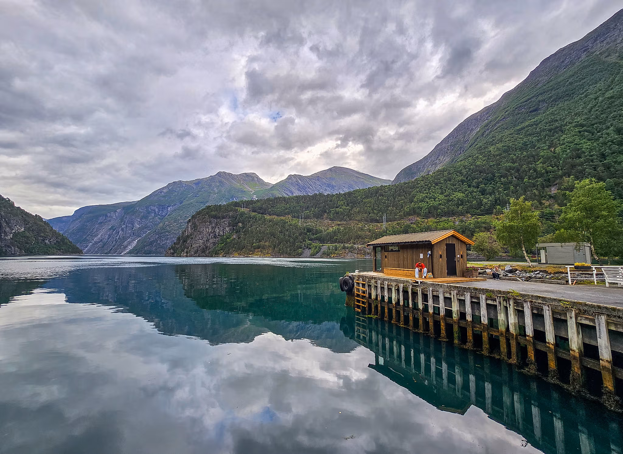 A person sitting outside a sauna i Tafjord