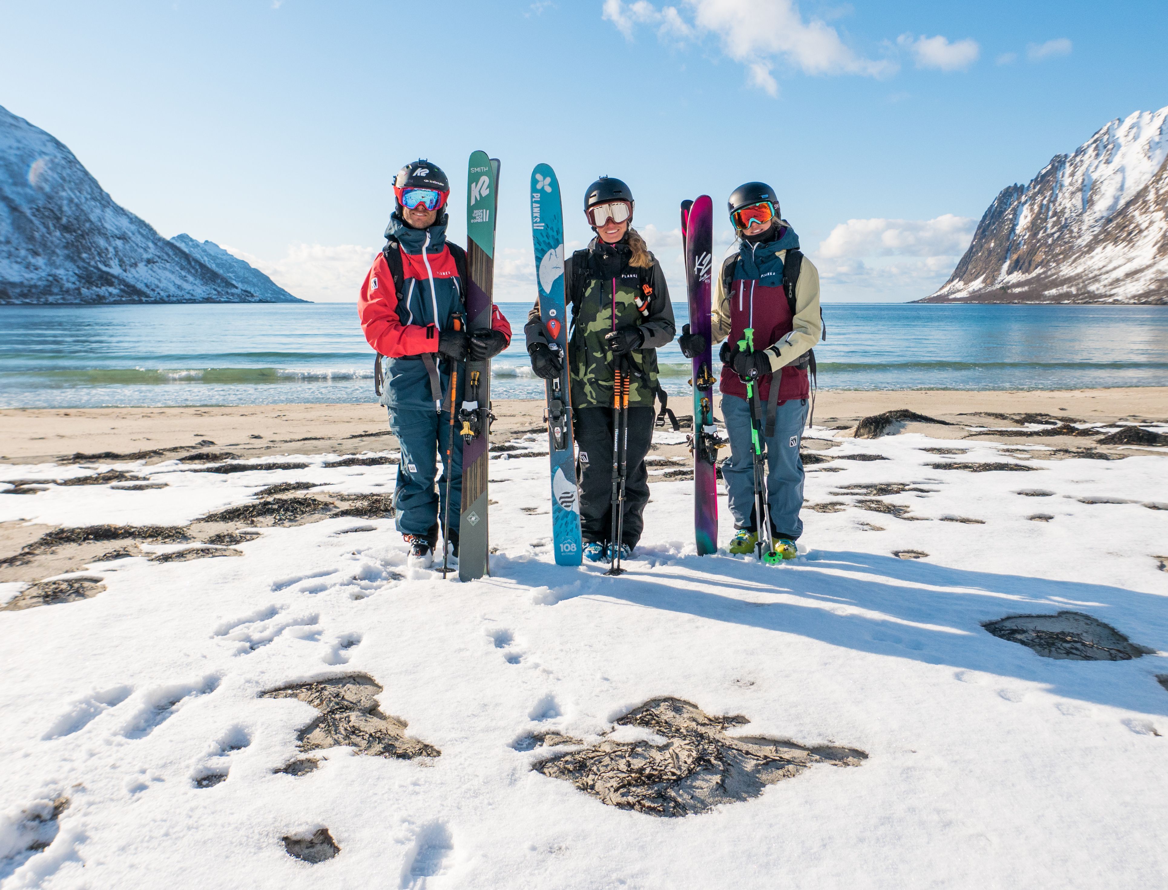 Tre skidåkare som precis haft en topptur från fjäll till strand i Senja