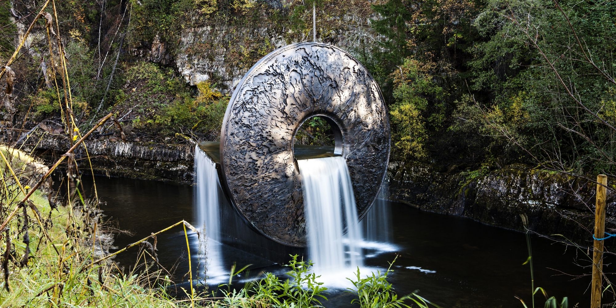 Vattenskulptur i älven vid Kistefos-Museet i Jevnaker